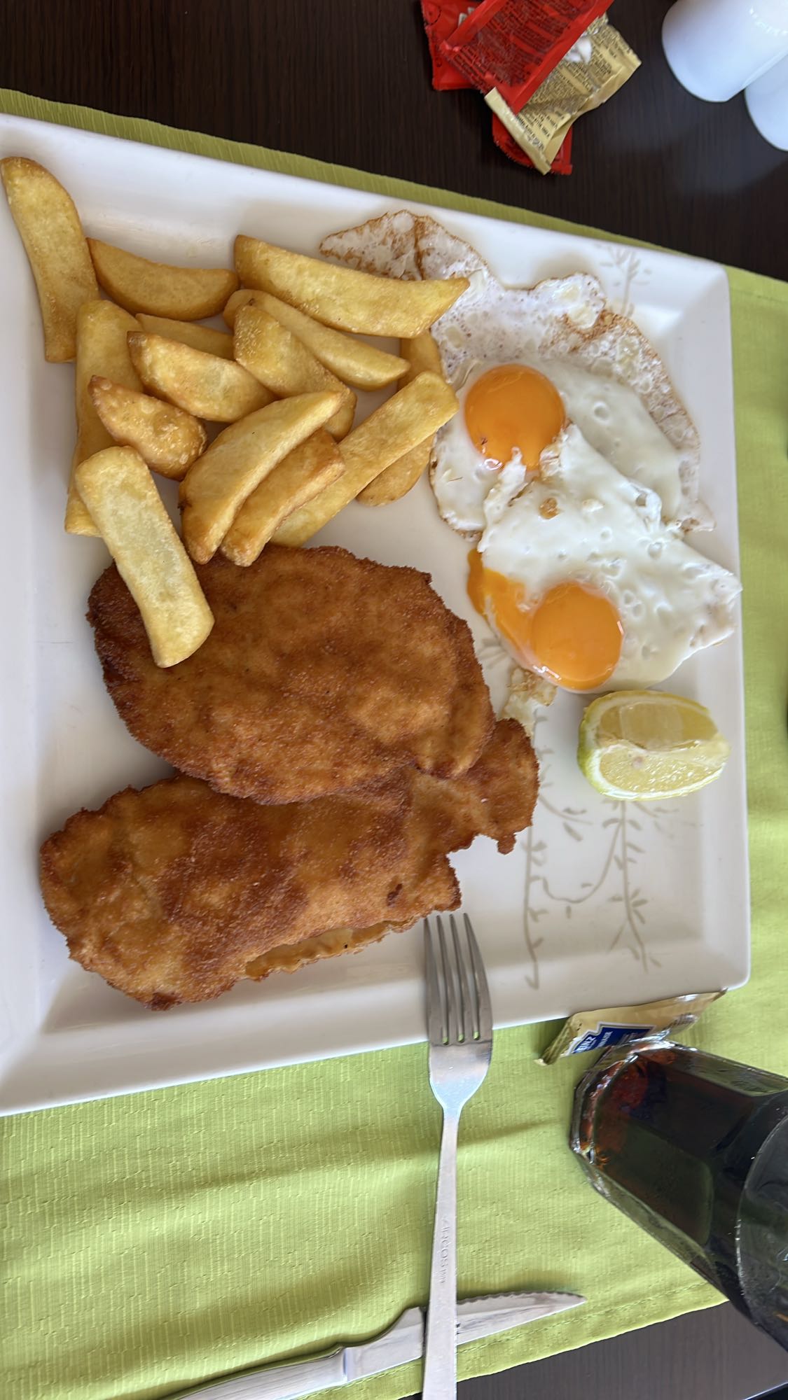 Milanesa con papas y huevo