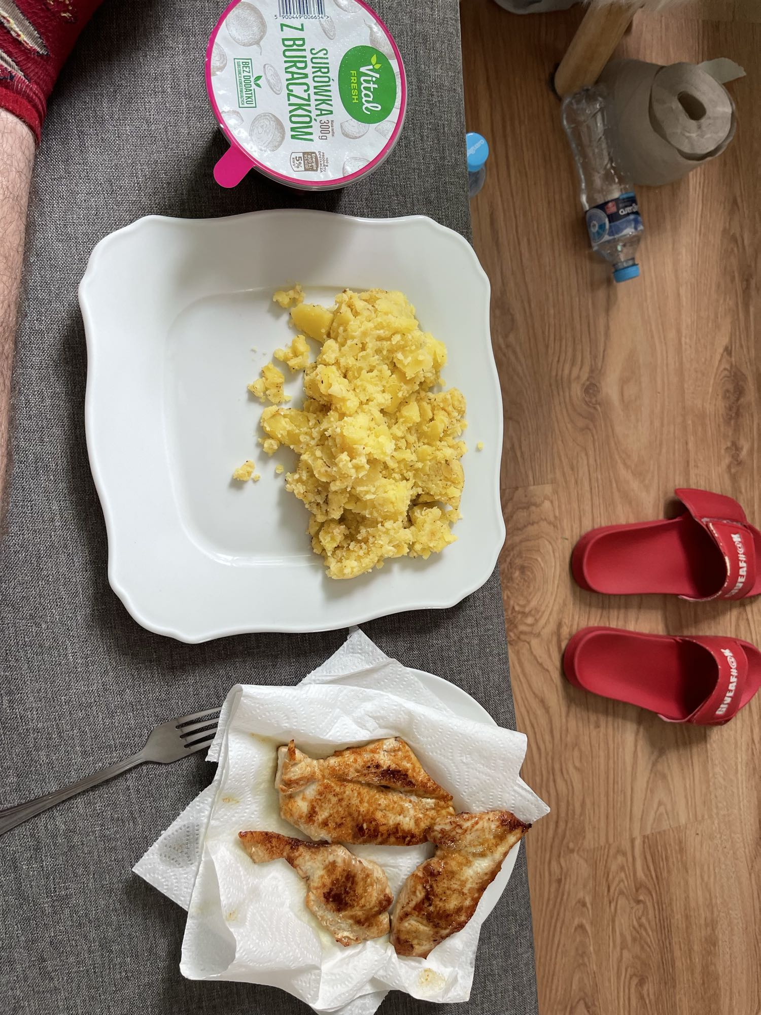 Kurczak z ziemniakami i surówką