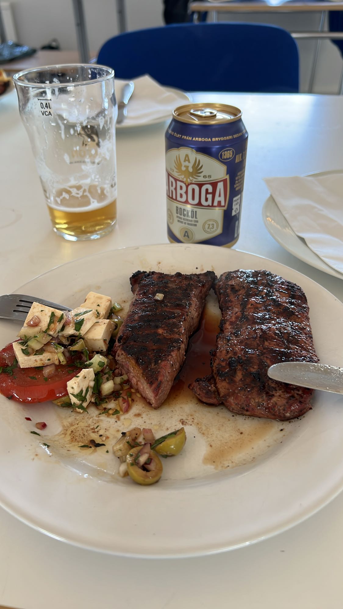 Grillbiff med sallad och öl