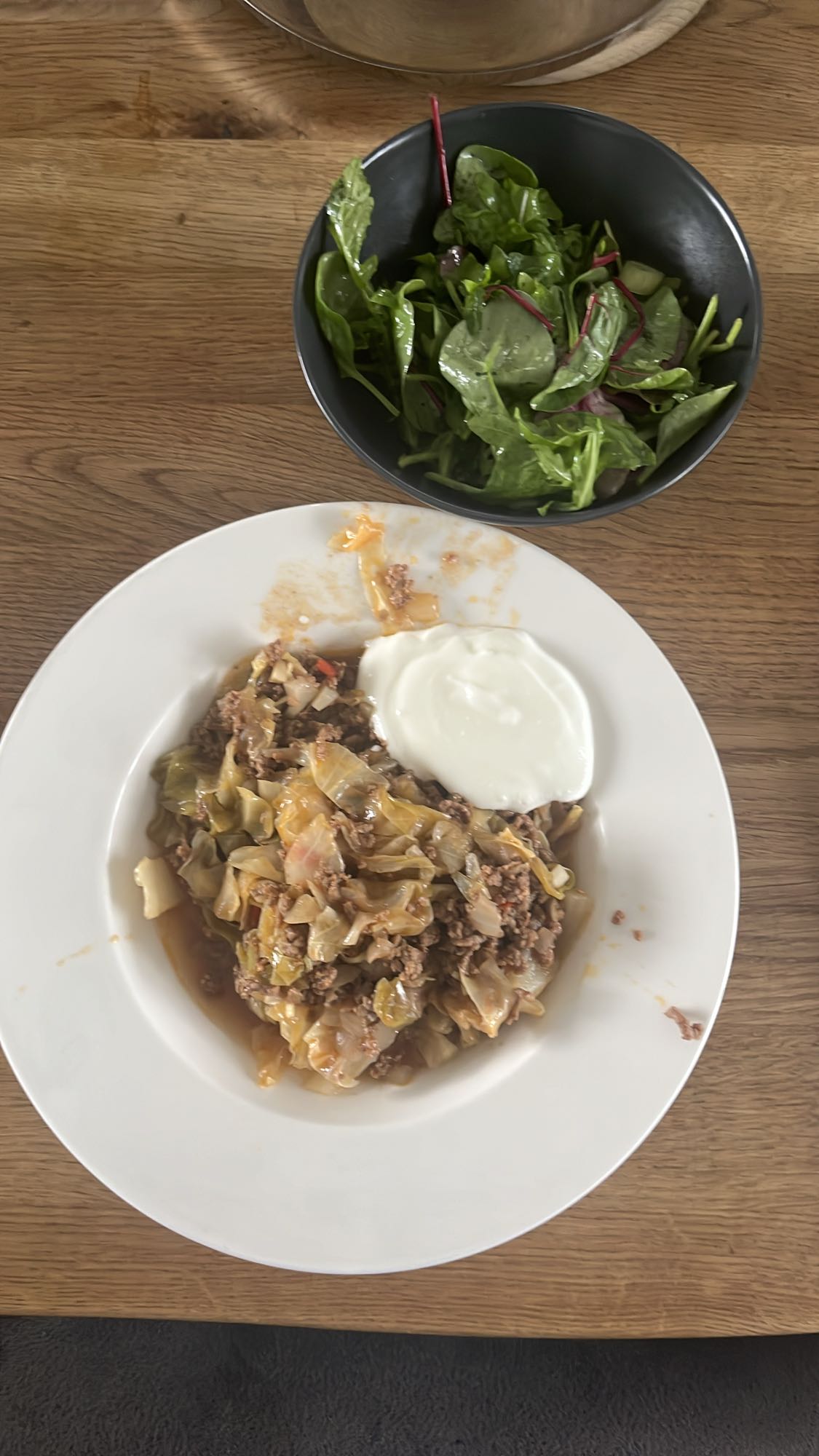 Kool en gehakt met salade