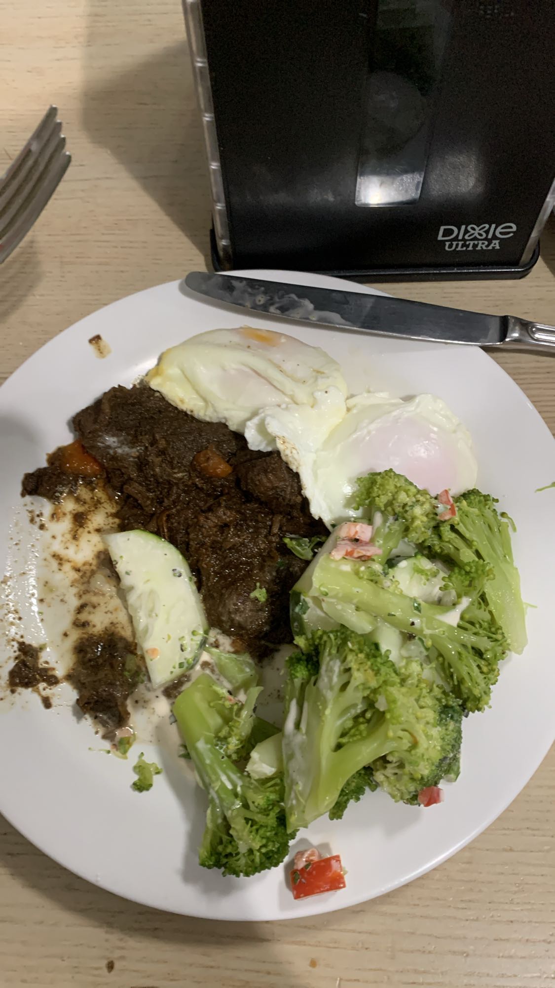 carne, huevos y verduras