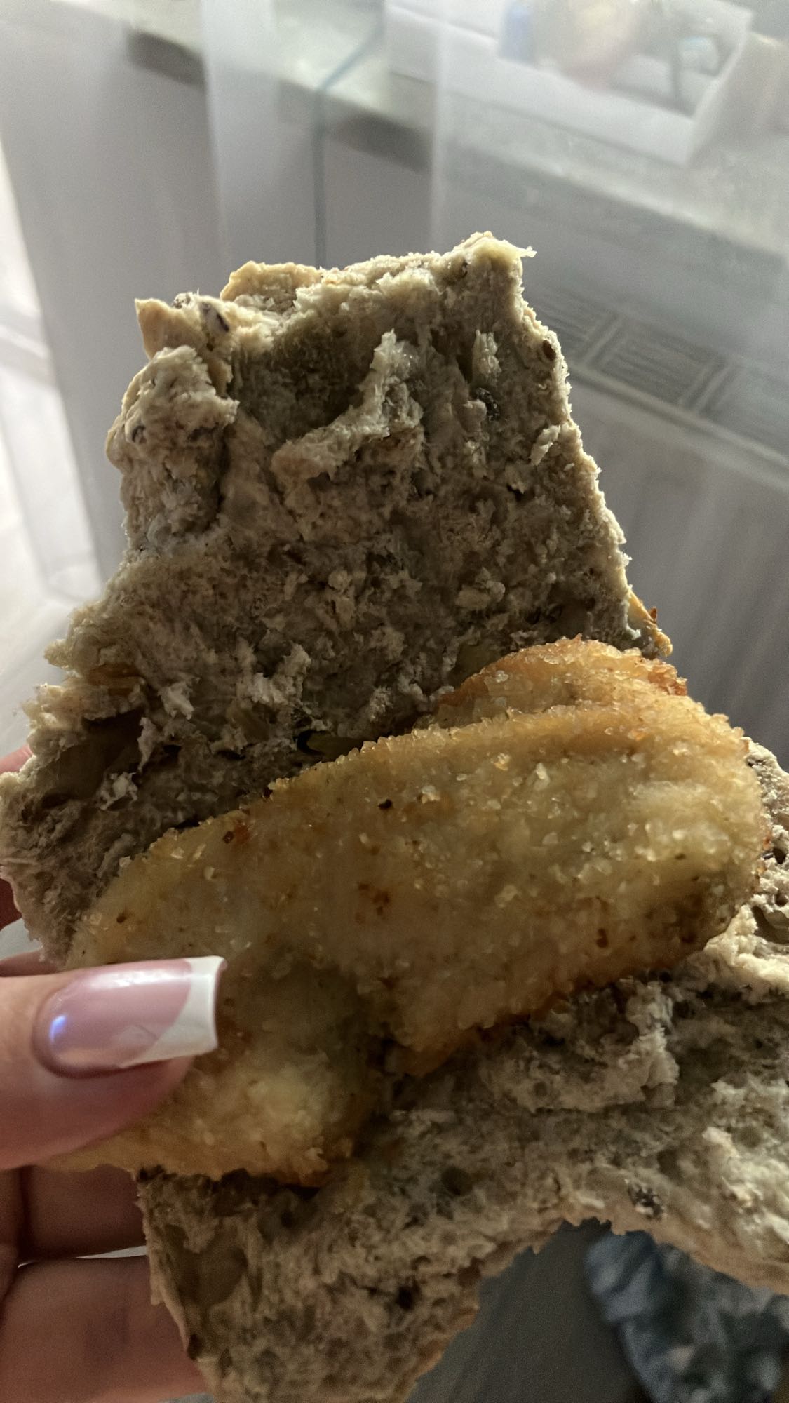 kanapka z rybą panierowaną