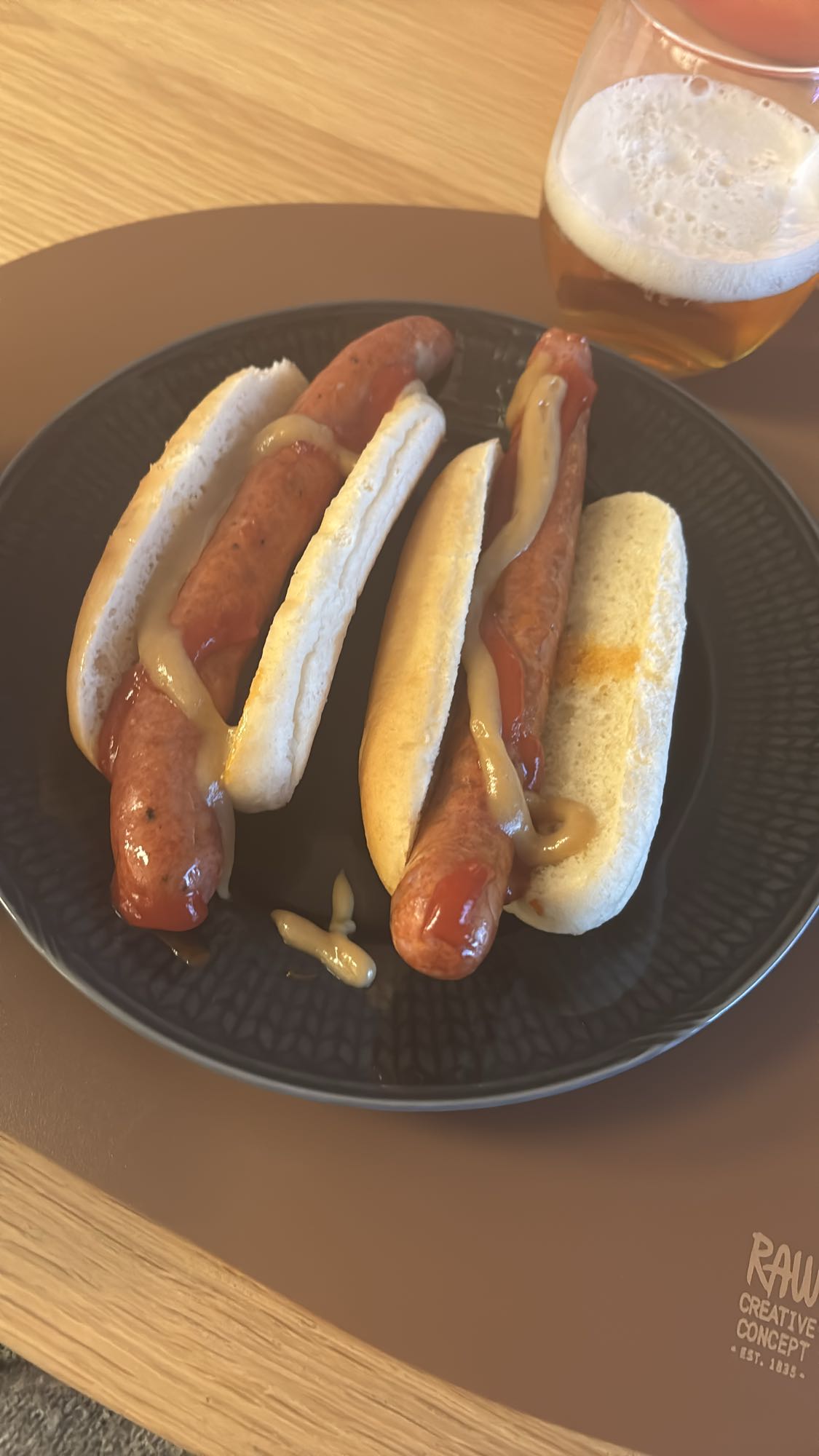 Tre varmkorv med bröd