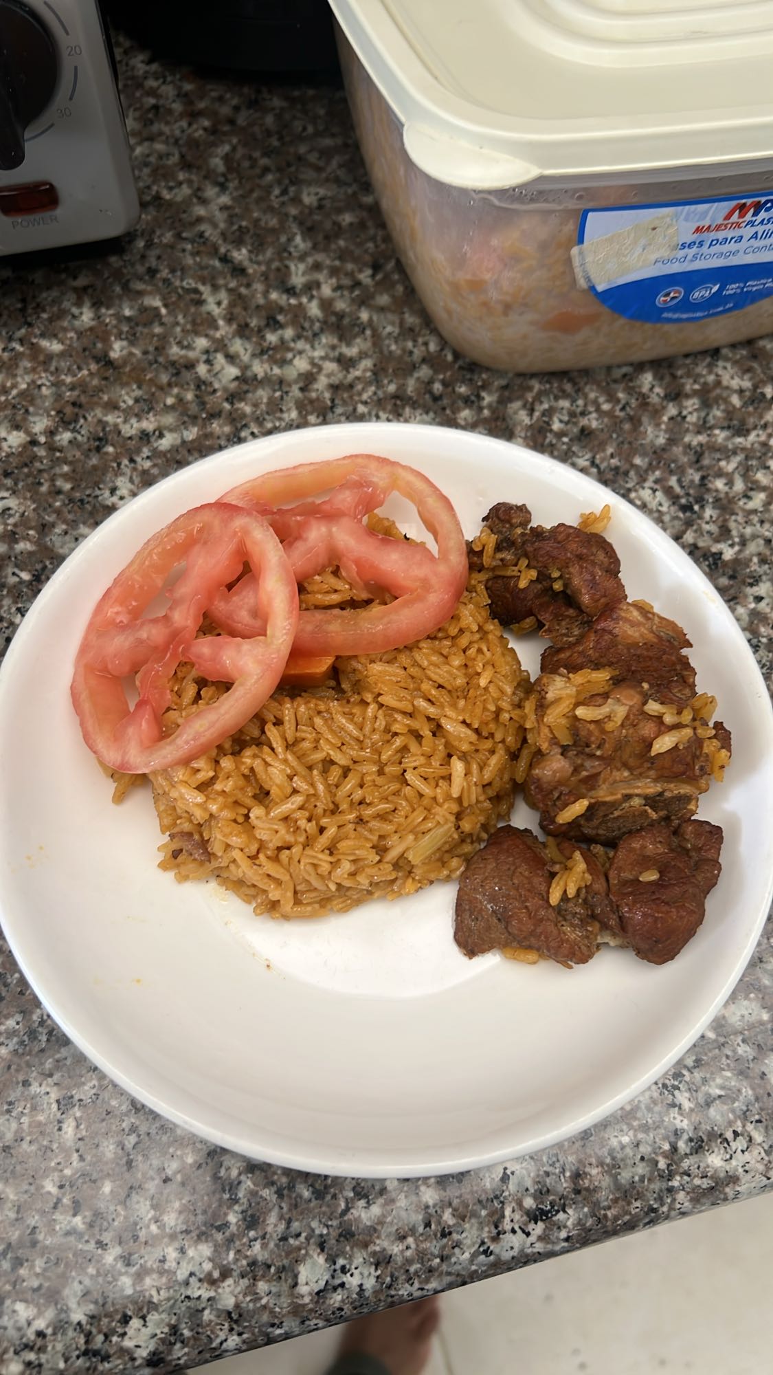Arroz con carne y tomate