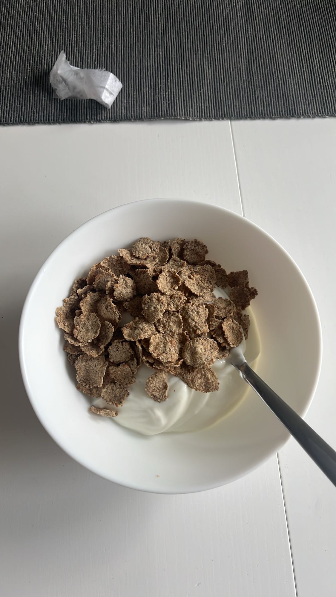 Yoghurt med fullkornsflingor