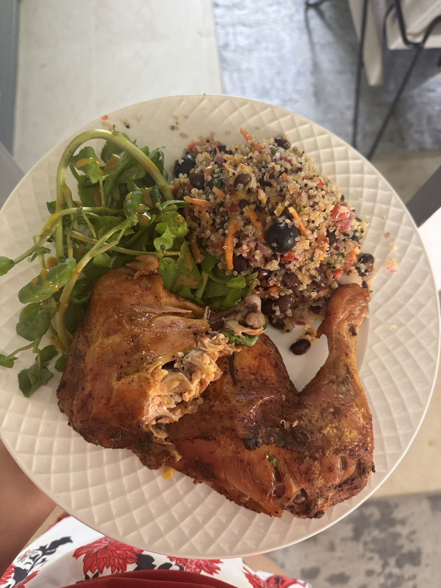 Pollo asado con ensalada y quinoa