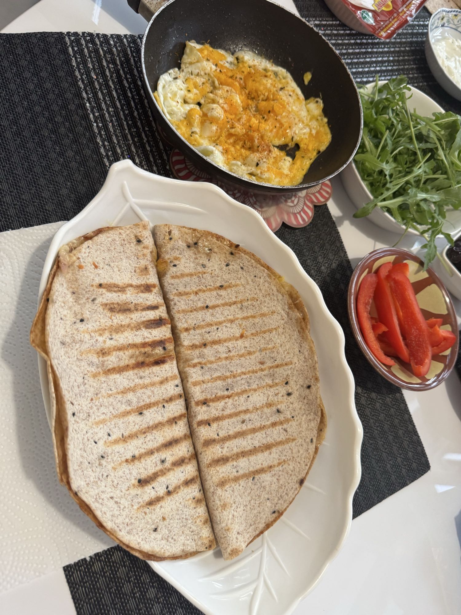 Toast mit Ei, Thunfisch und Gemüse