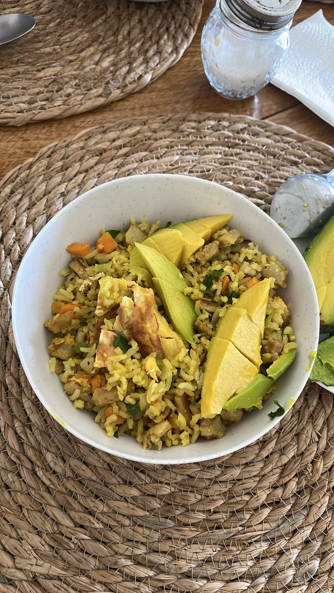 Arroz integral con chuleta de cerdo y aguacate