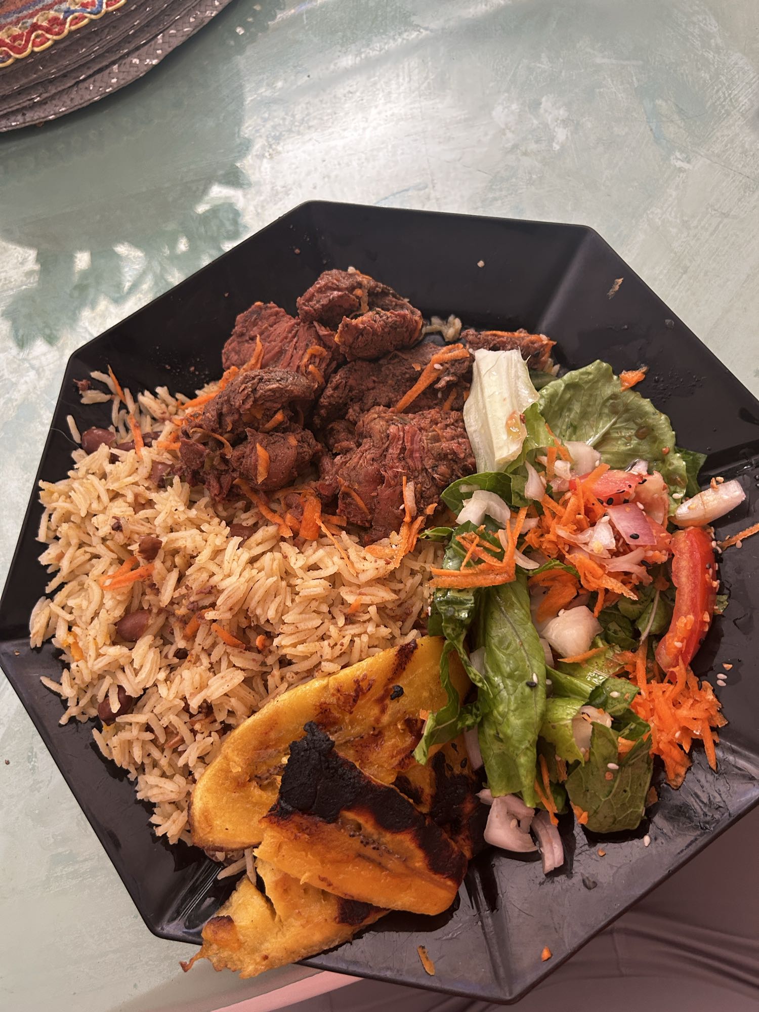 Arroz con carne, plátano y ensalada