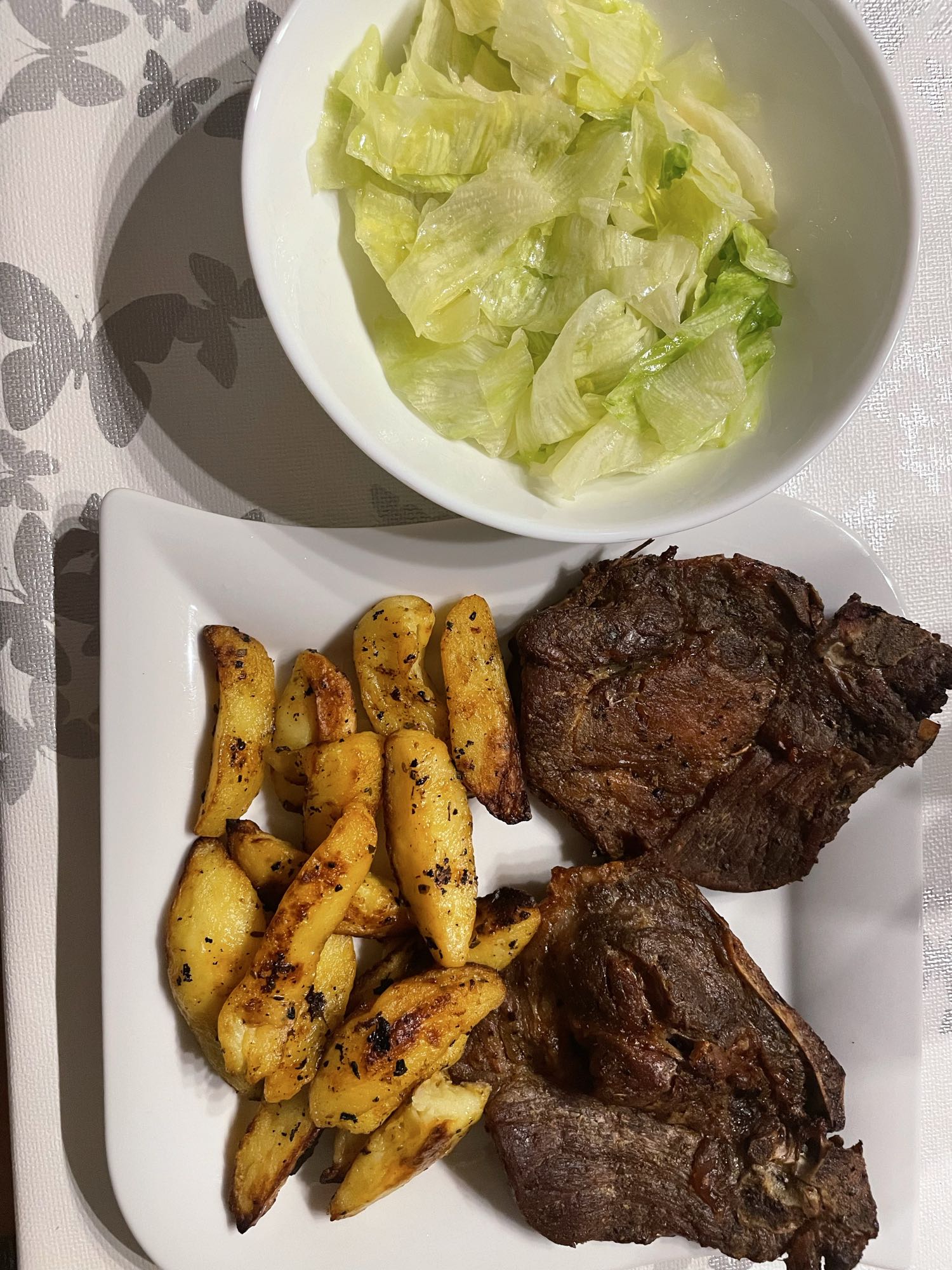 Bifteck, pommes de terre, salade