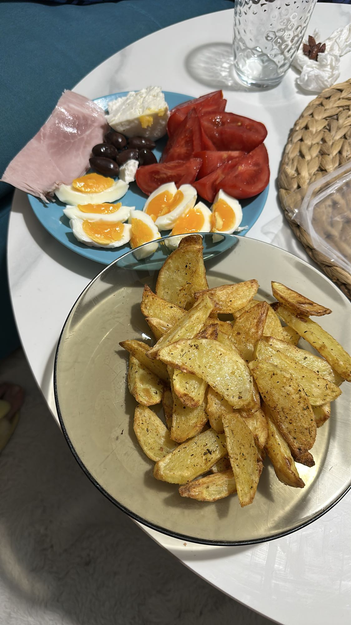 Cartofi cu ou, șuncă și brânză