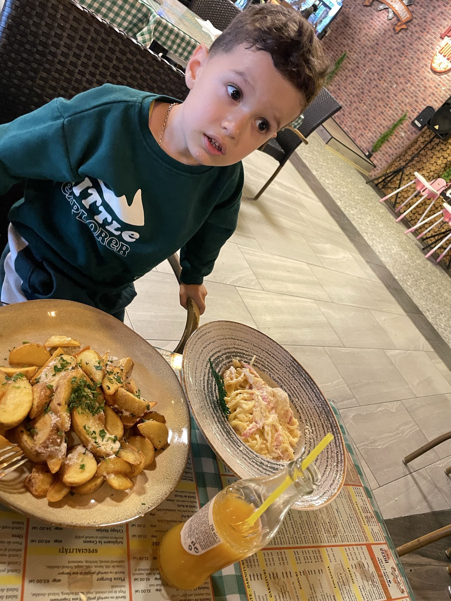 Cartofi cu pui, paste carbonara, suc