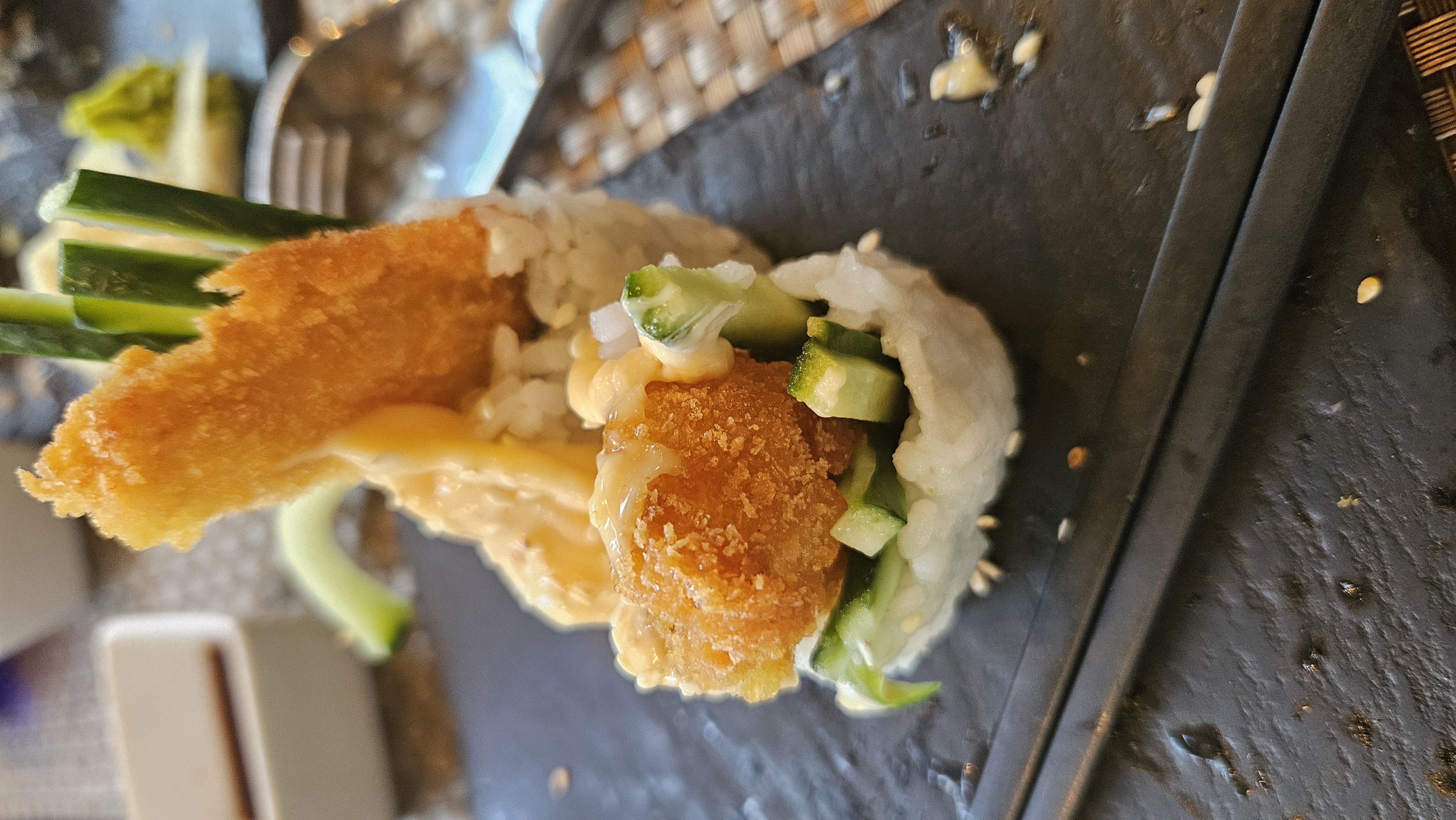 Frittierte Hähnchen-Sushirolle