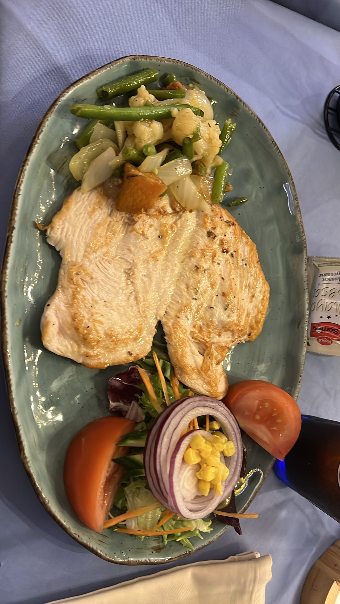 Pechuga con verduras y ensalada