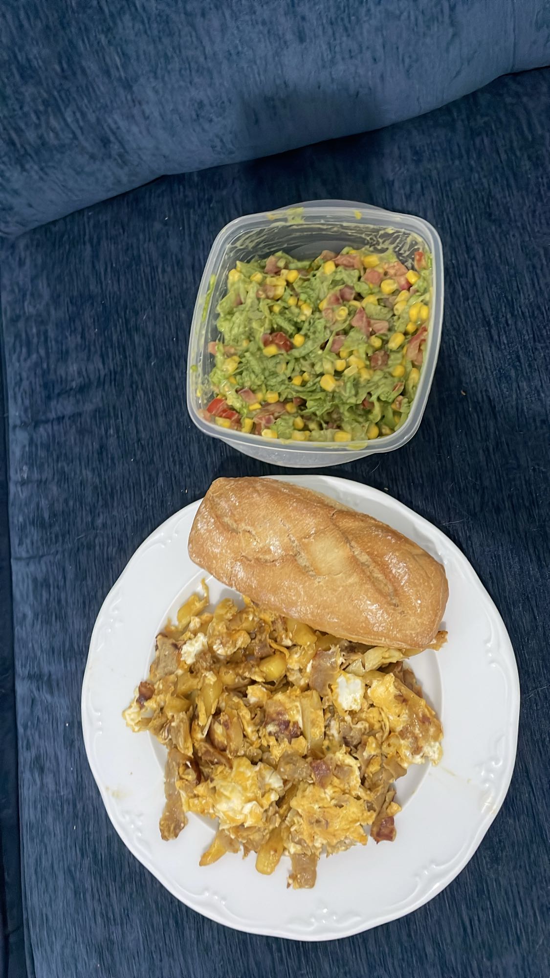 Huevos revueltos con pan y guacamole
