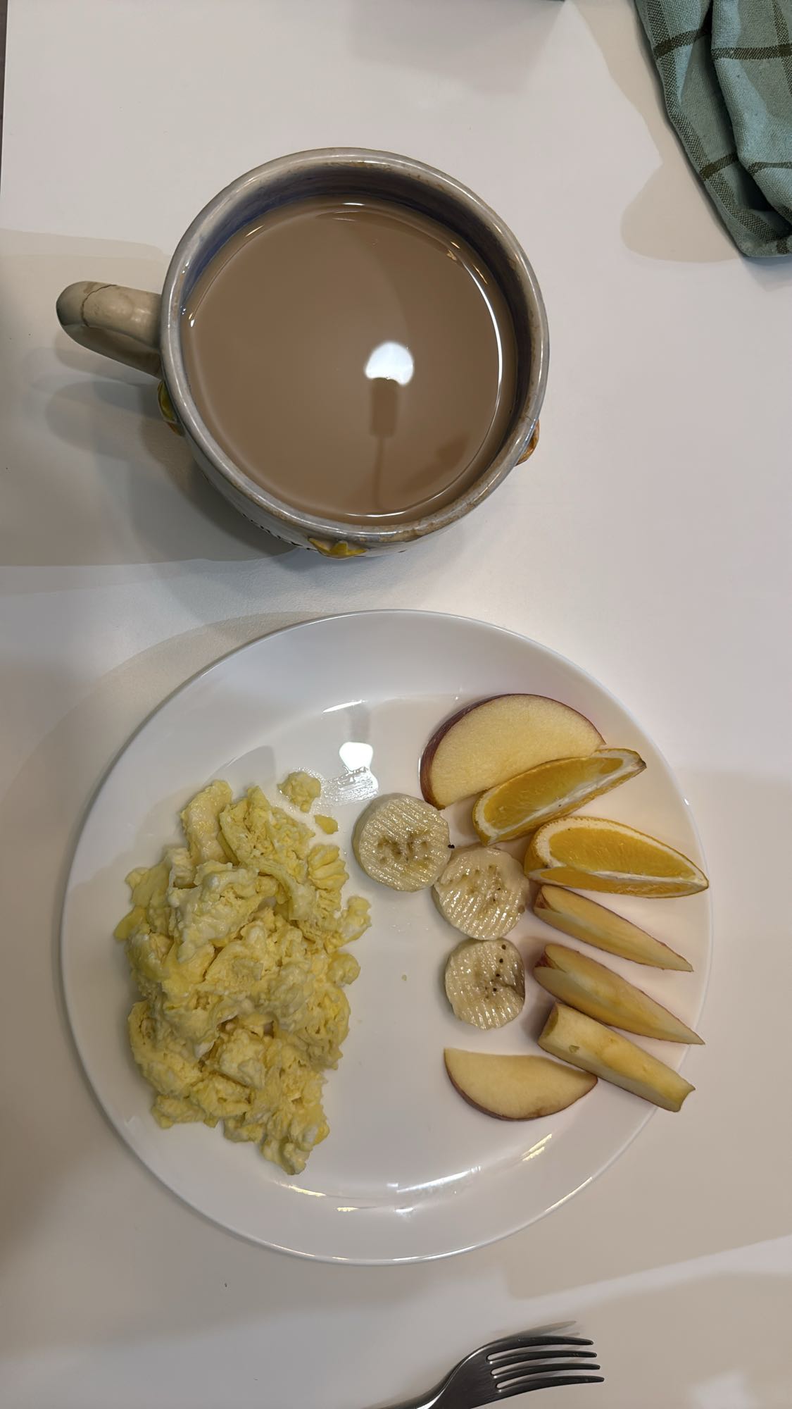 Desayuno con frutas y huevo