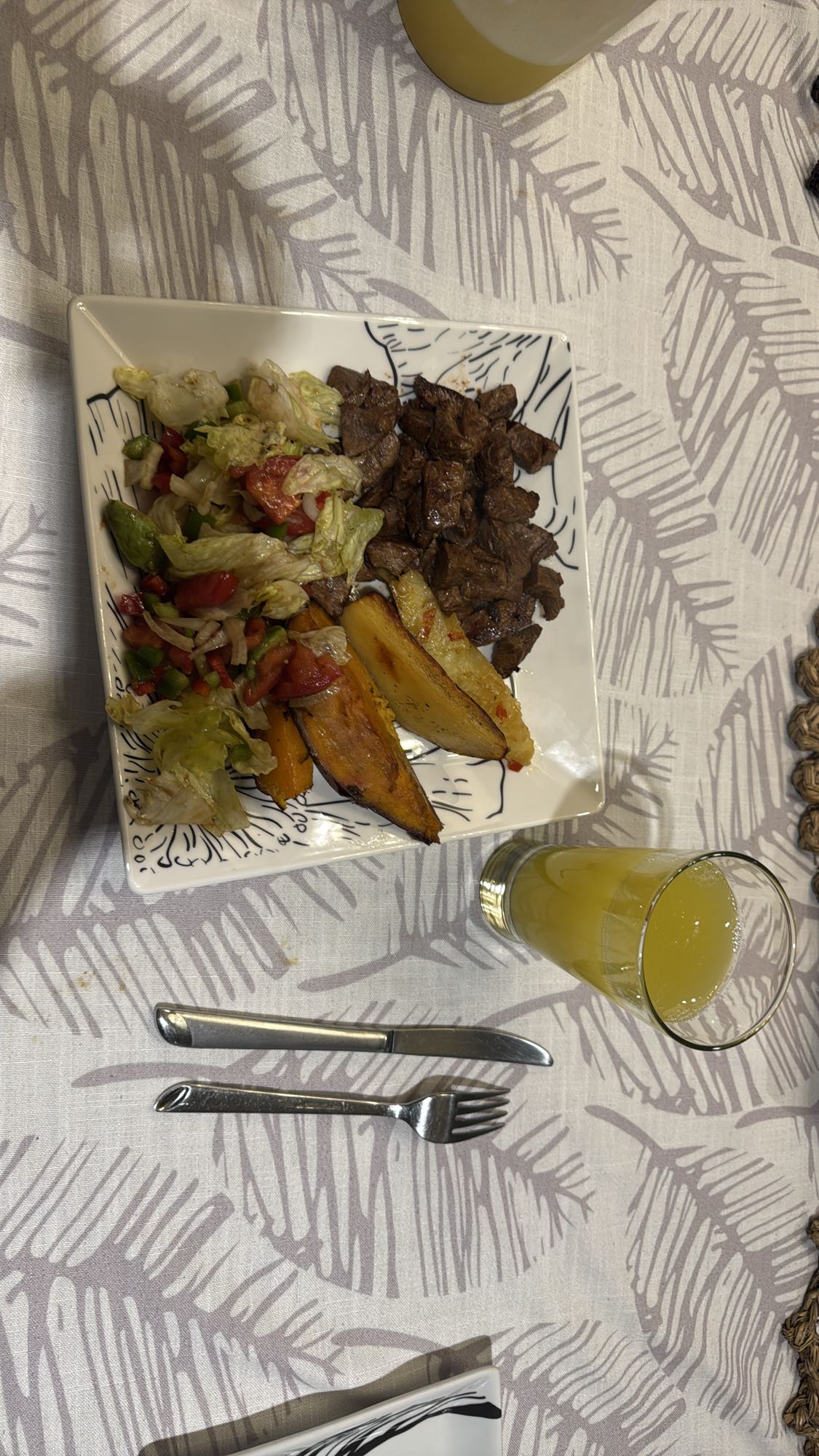 Carne con papas y ensalada