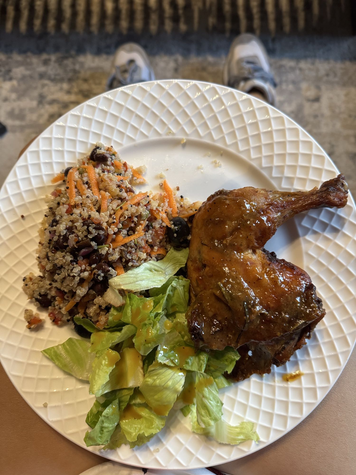 Pollo con ensalada y quinoa
