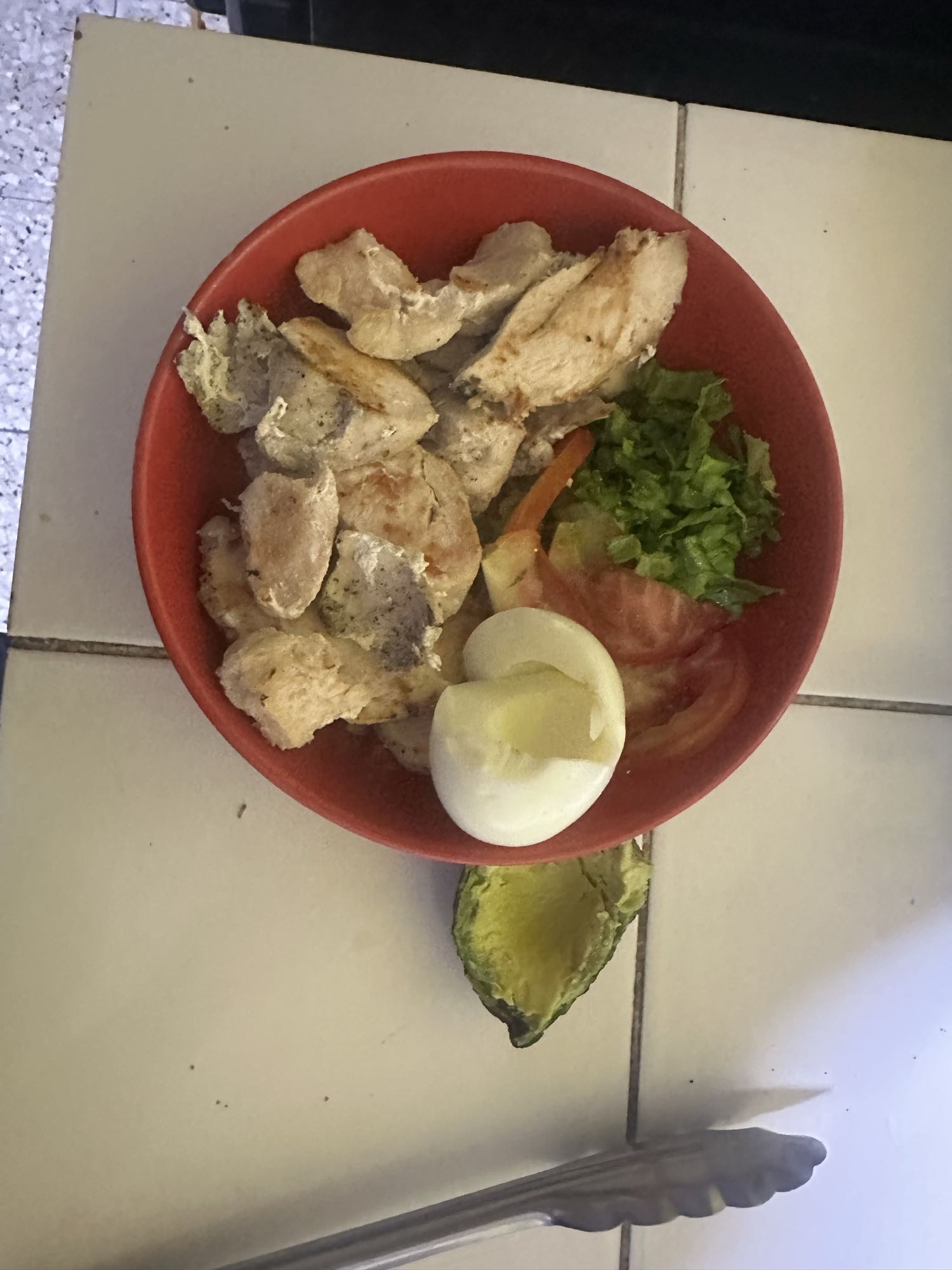 Pollo con huevo y ensalada