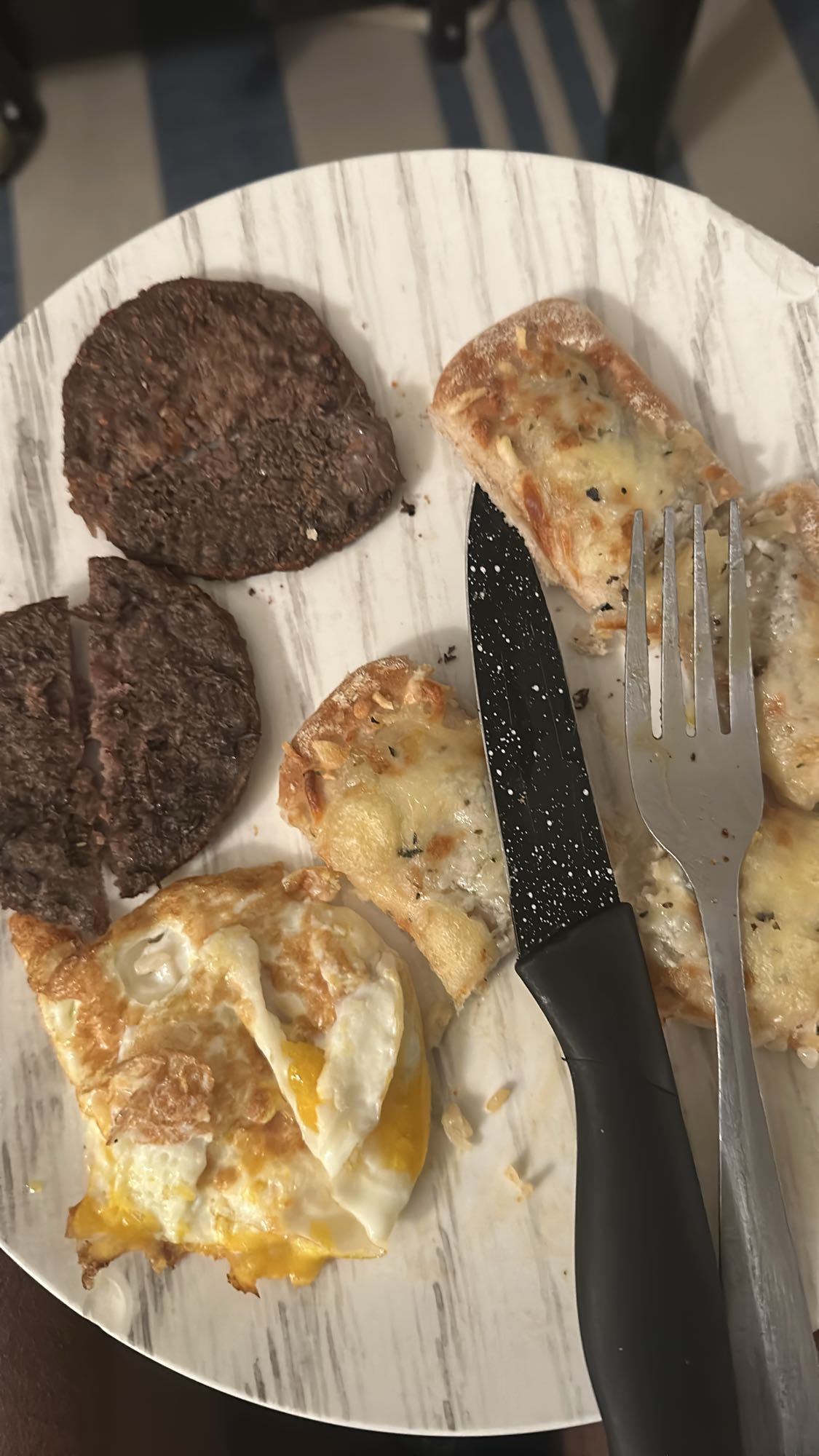 Steak, œuf et pain au fromage