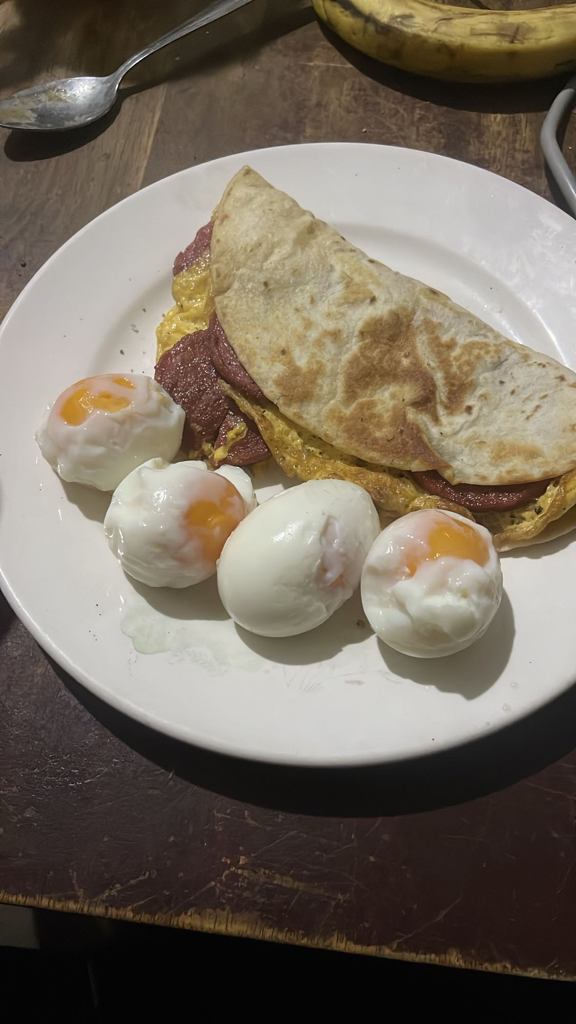 huevos y tortilla con salami