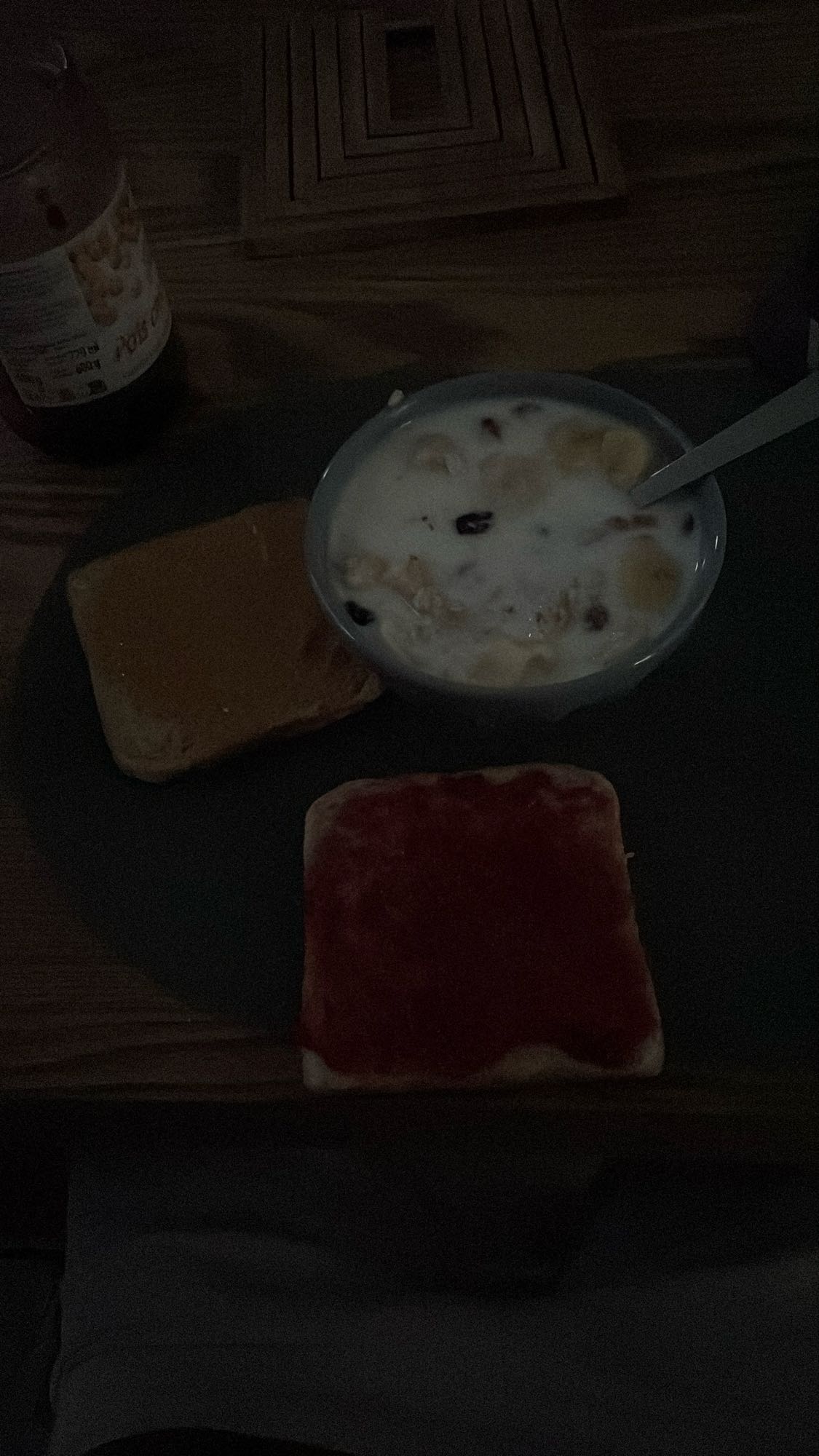 Petit-déjeuner tartines et yaourt
