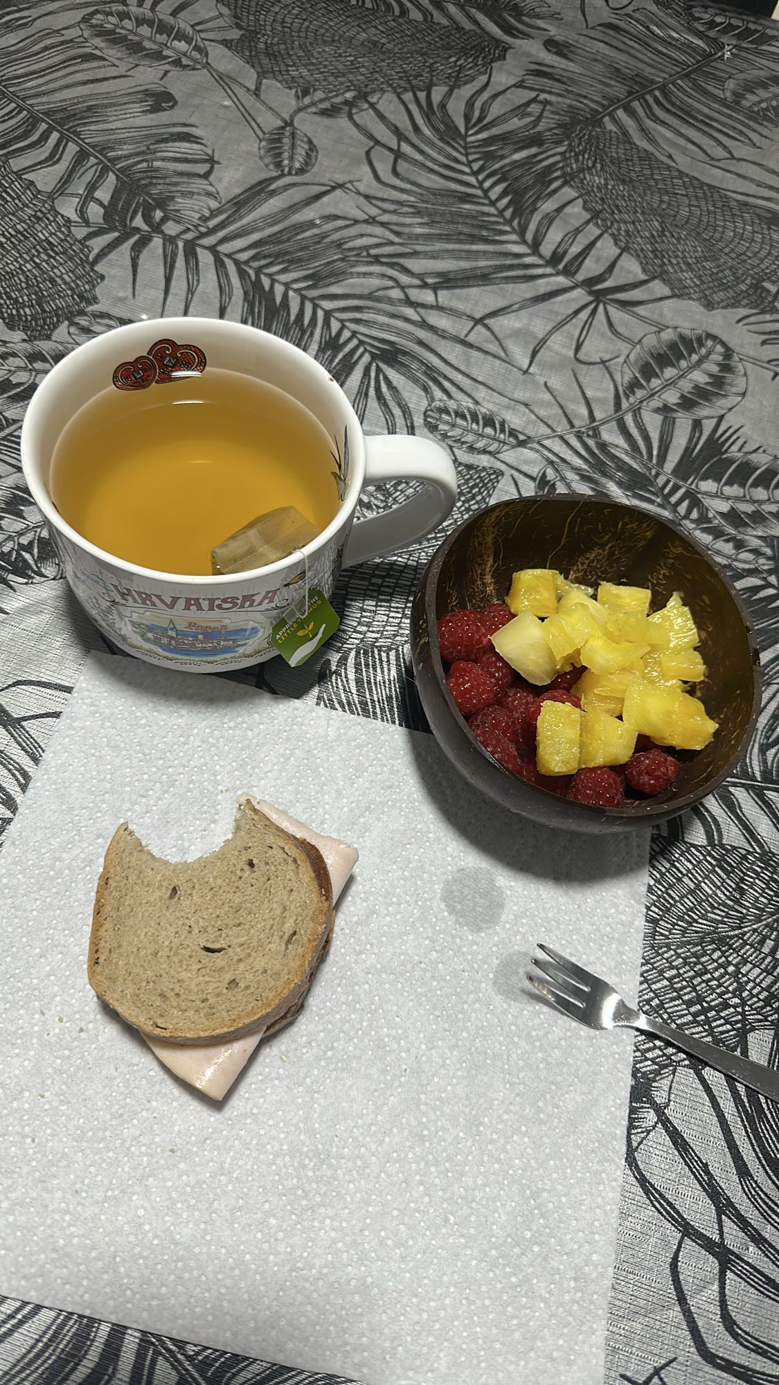 Collation fruitée et sandwich