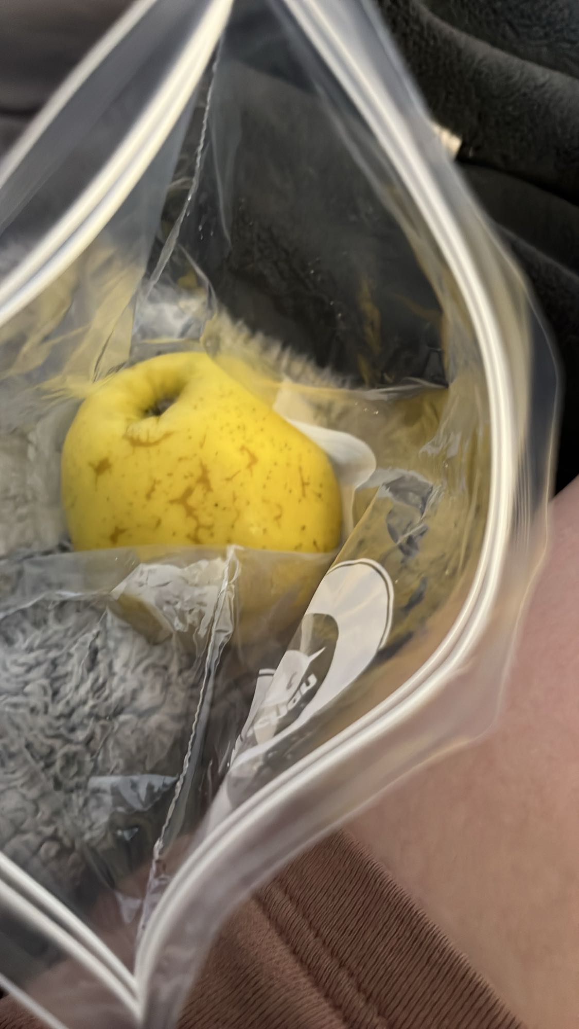 Pomme jaune dans un sac