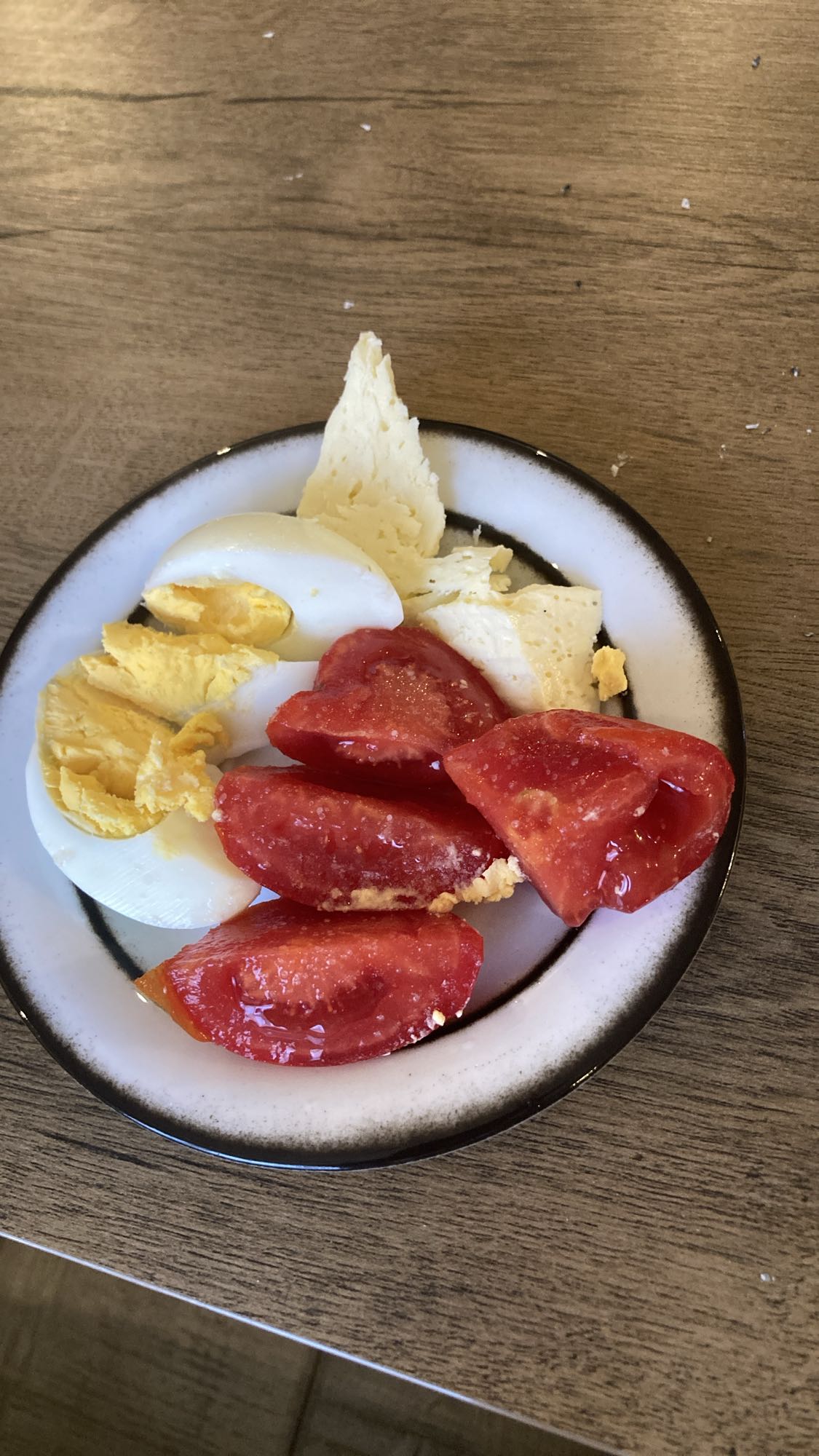 Ou fiert, roșii și caș