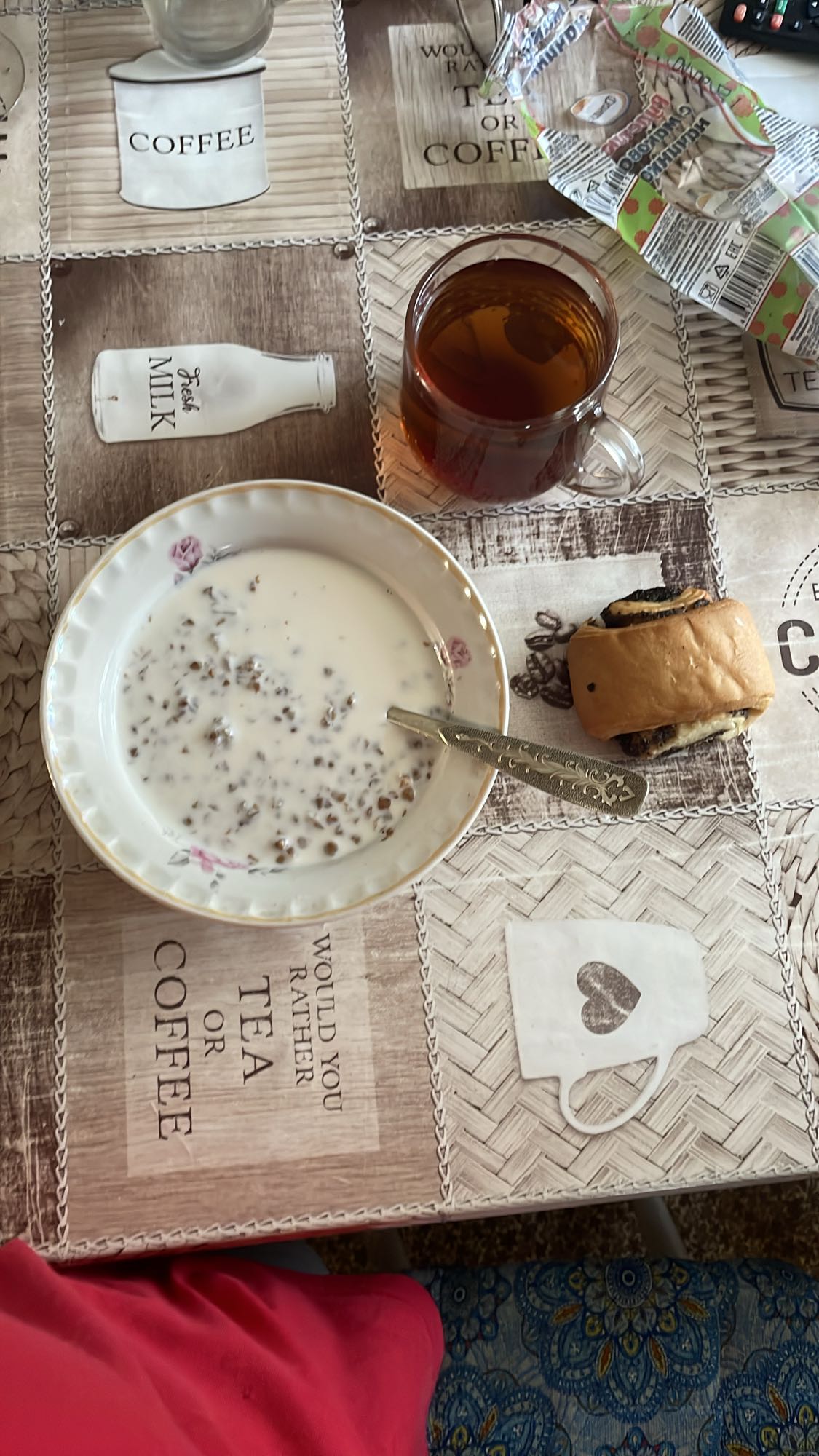 завтрак с мюсли и булочкой