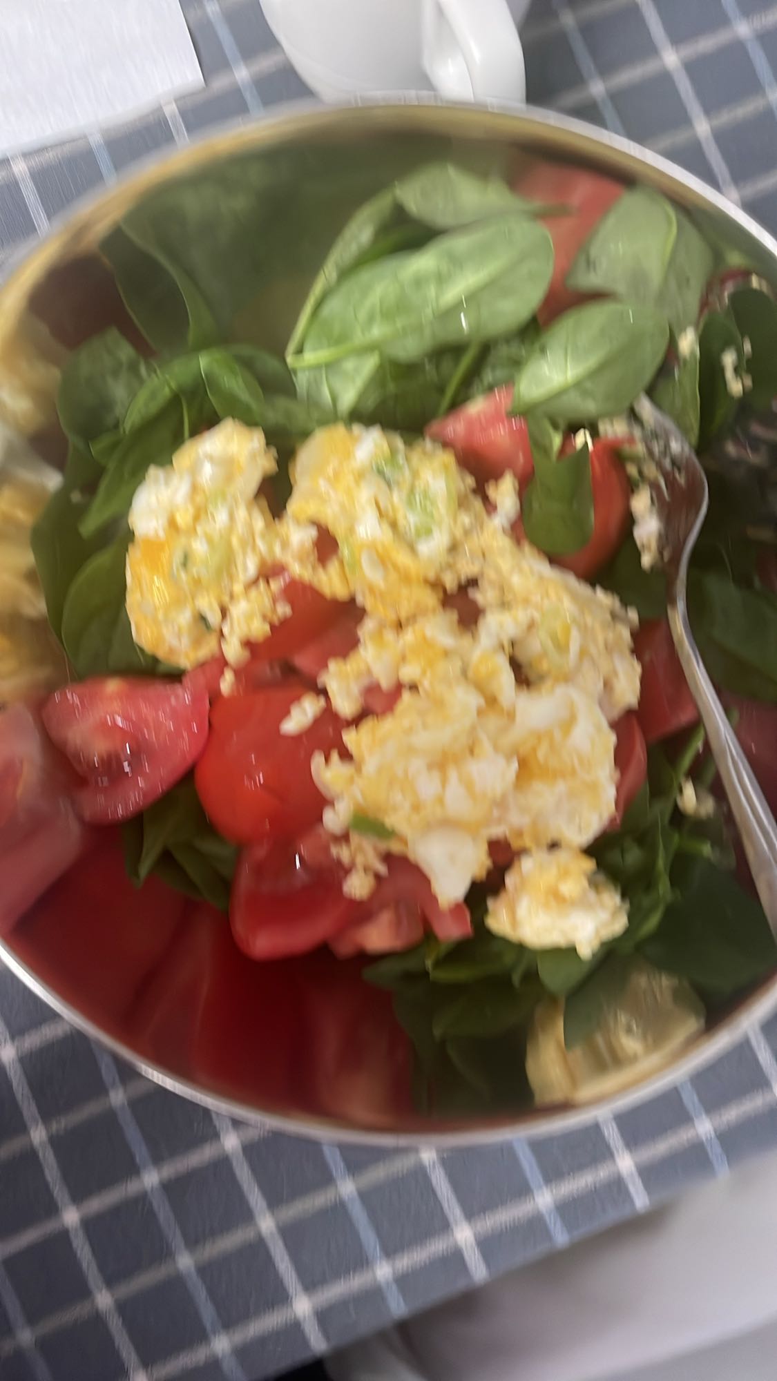 Salată cu ou și spanac