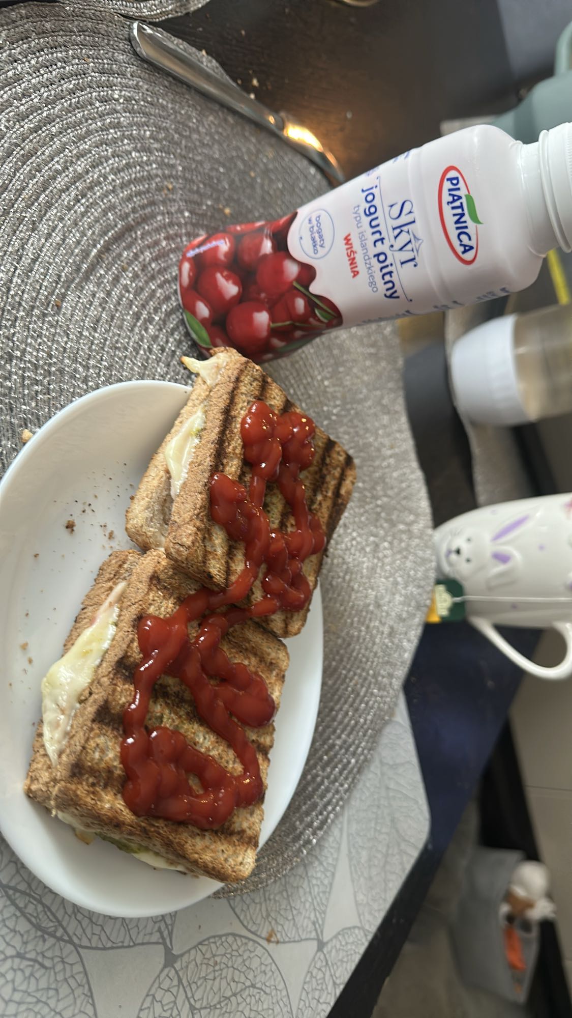 Tosty z serem i jogurt wiśniowy