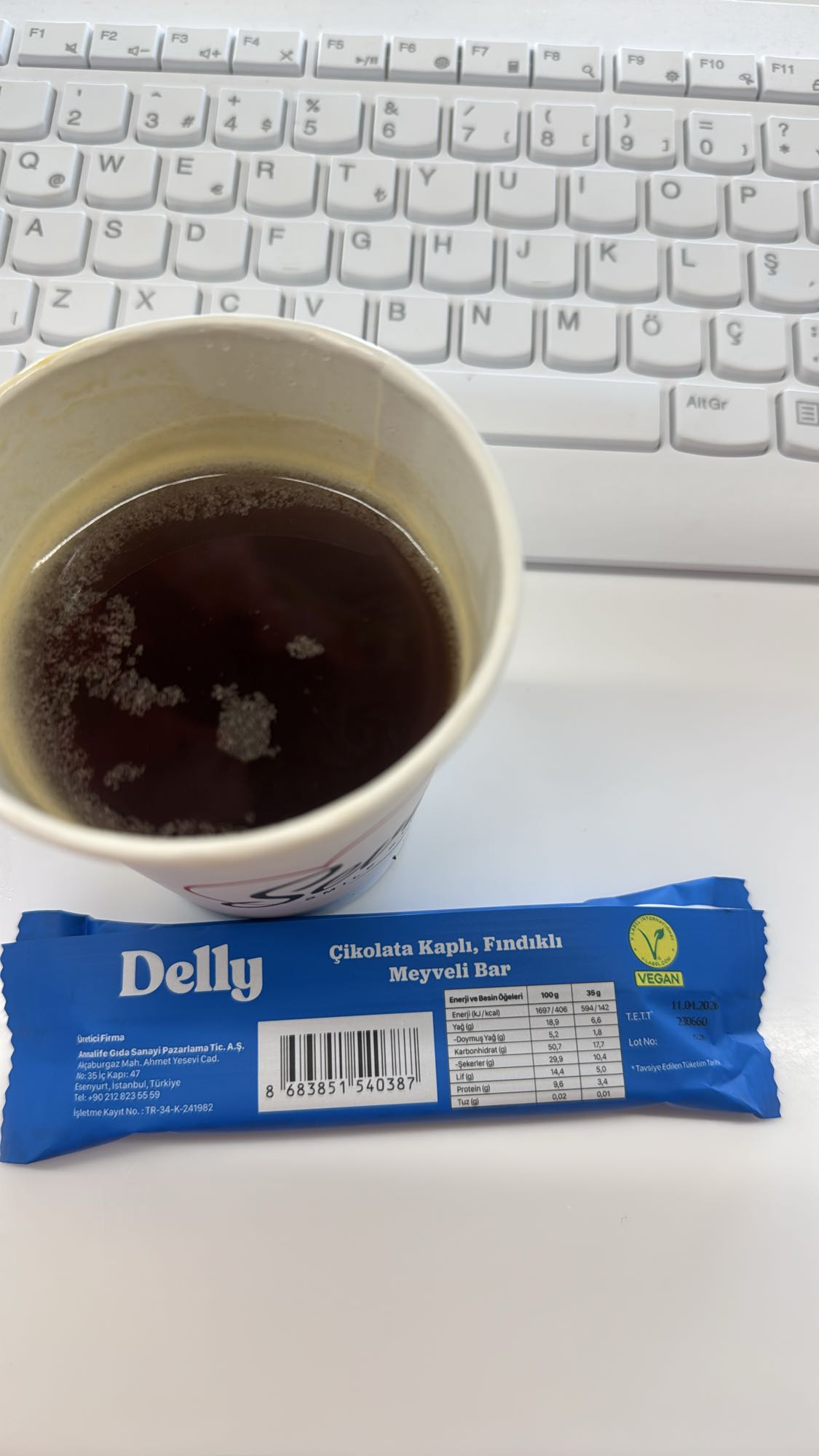 Кофе и фруктовый батончик