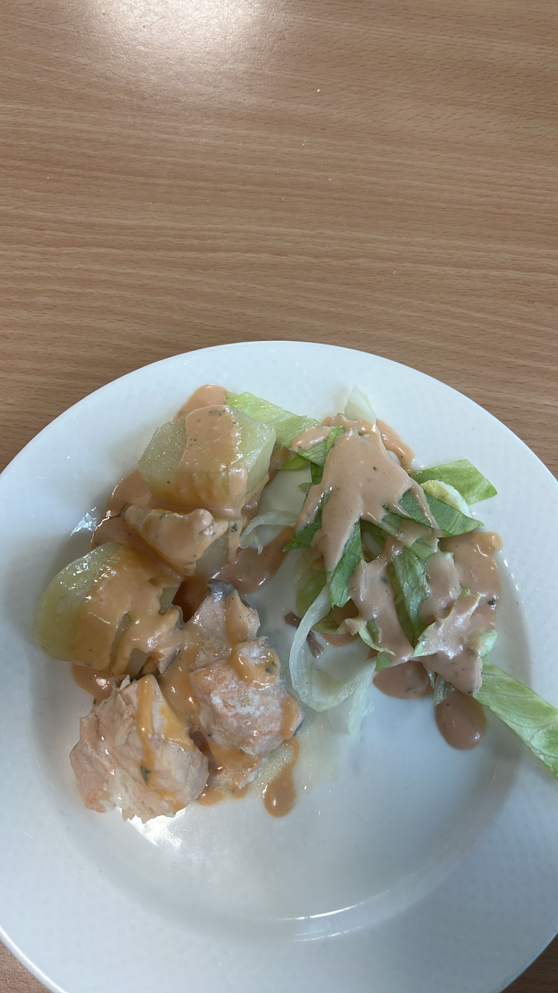 Saumon mit Kartoffeln Salat und Cocktailsauce