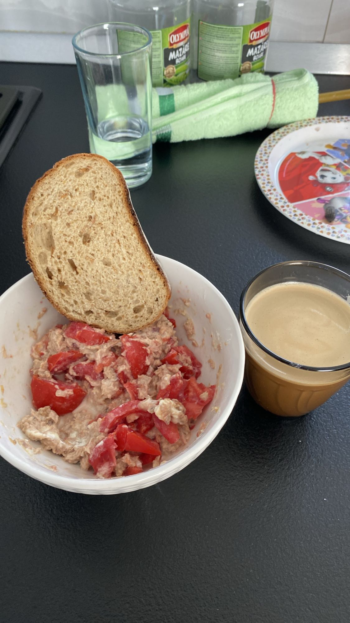 Mic dejun cu ton și pâine