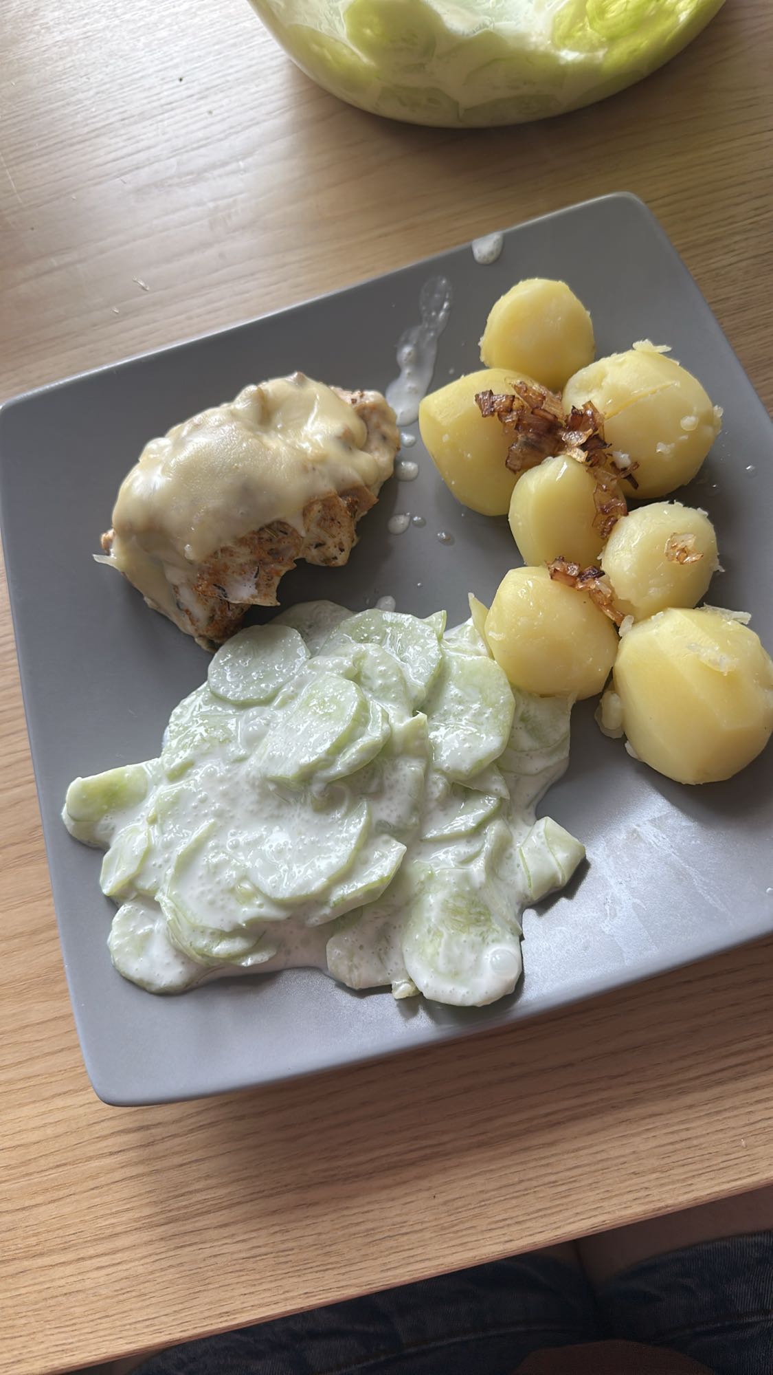 Kurczak z ziemniakami i mizerią