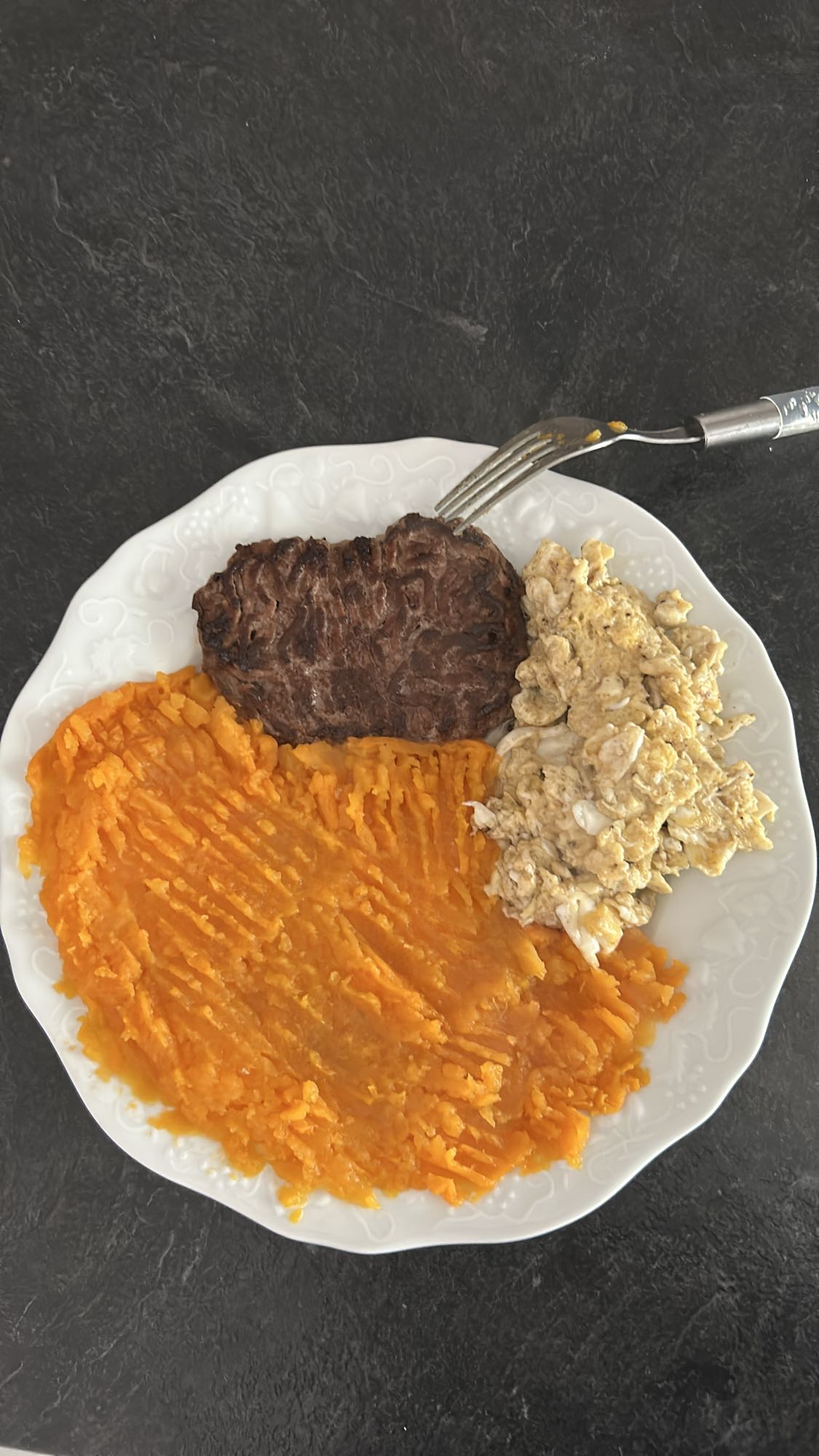 Boeuf, œufs, patate douce