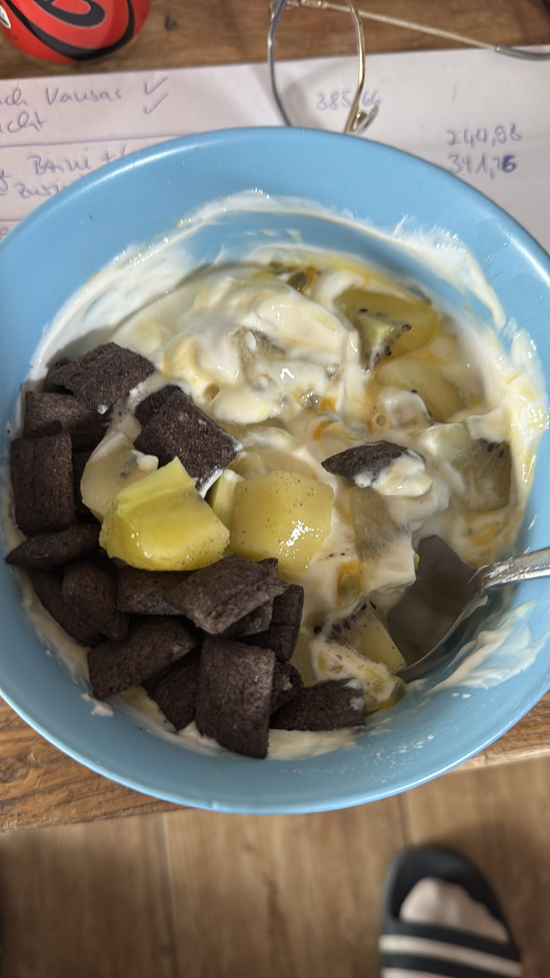 Skyr mit Proteinpulver & Kiwi