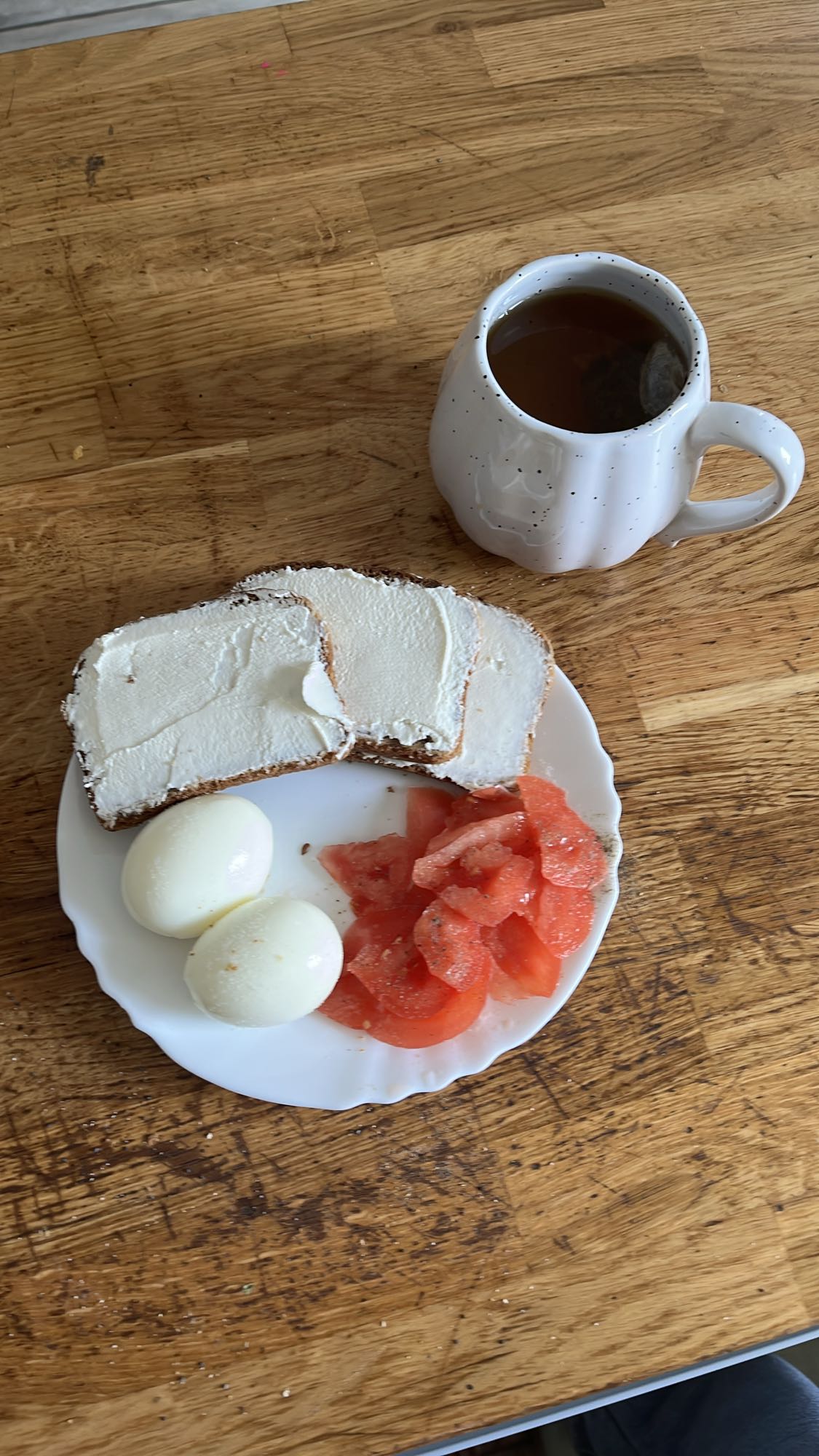 Śniadanie z jajkami i twarogiem