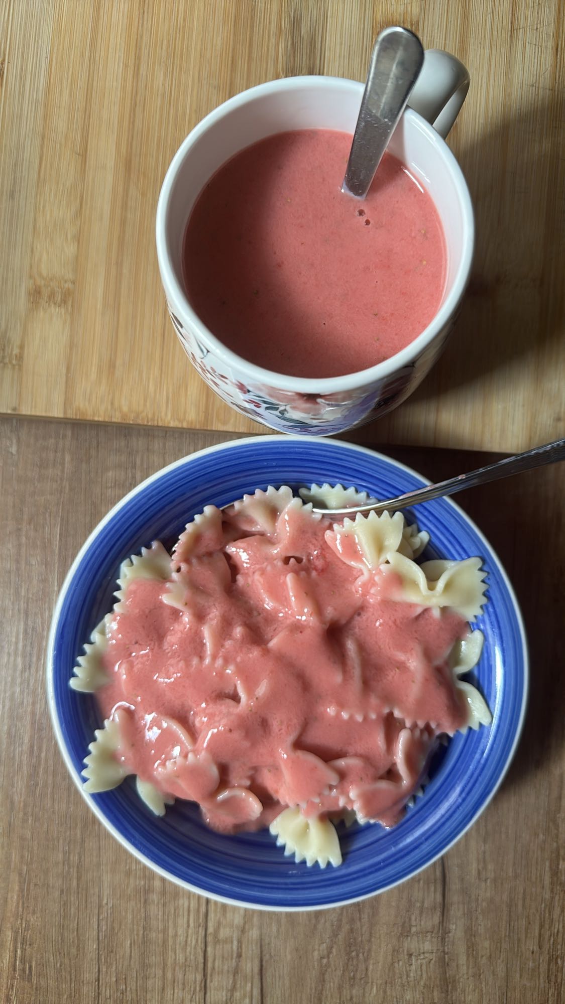 makaron z sosem truskawkowym