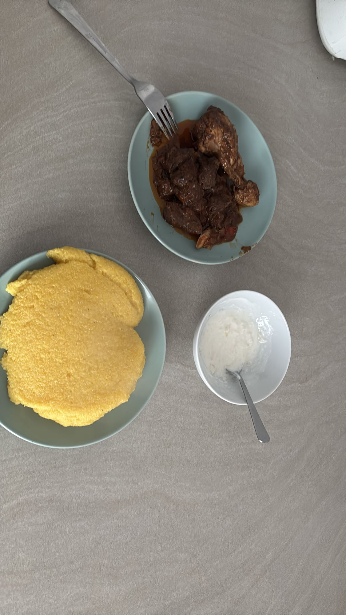 Mămăligă cu carne și smântână