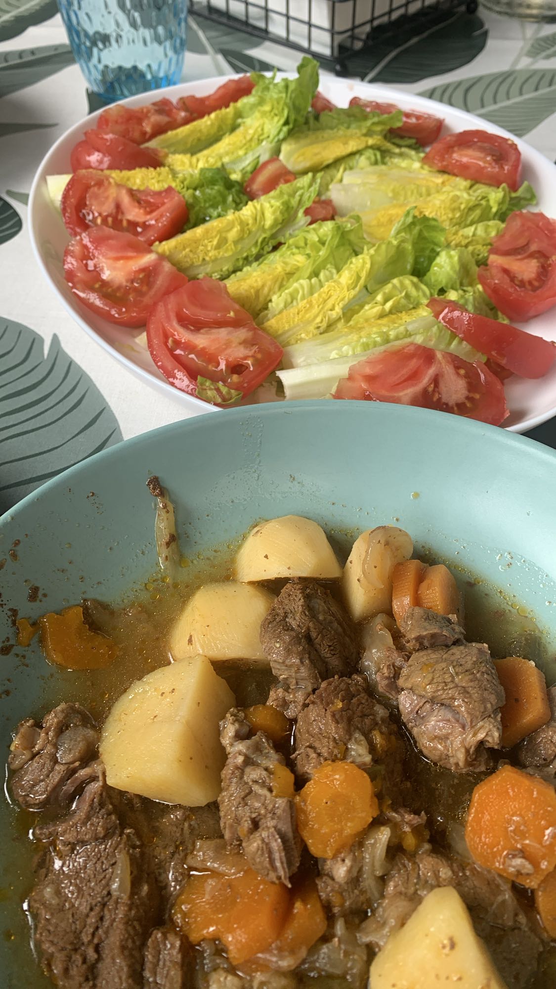 Estofado con ensalada fresca