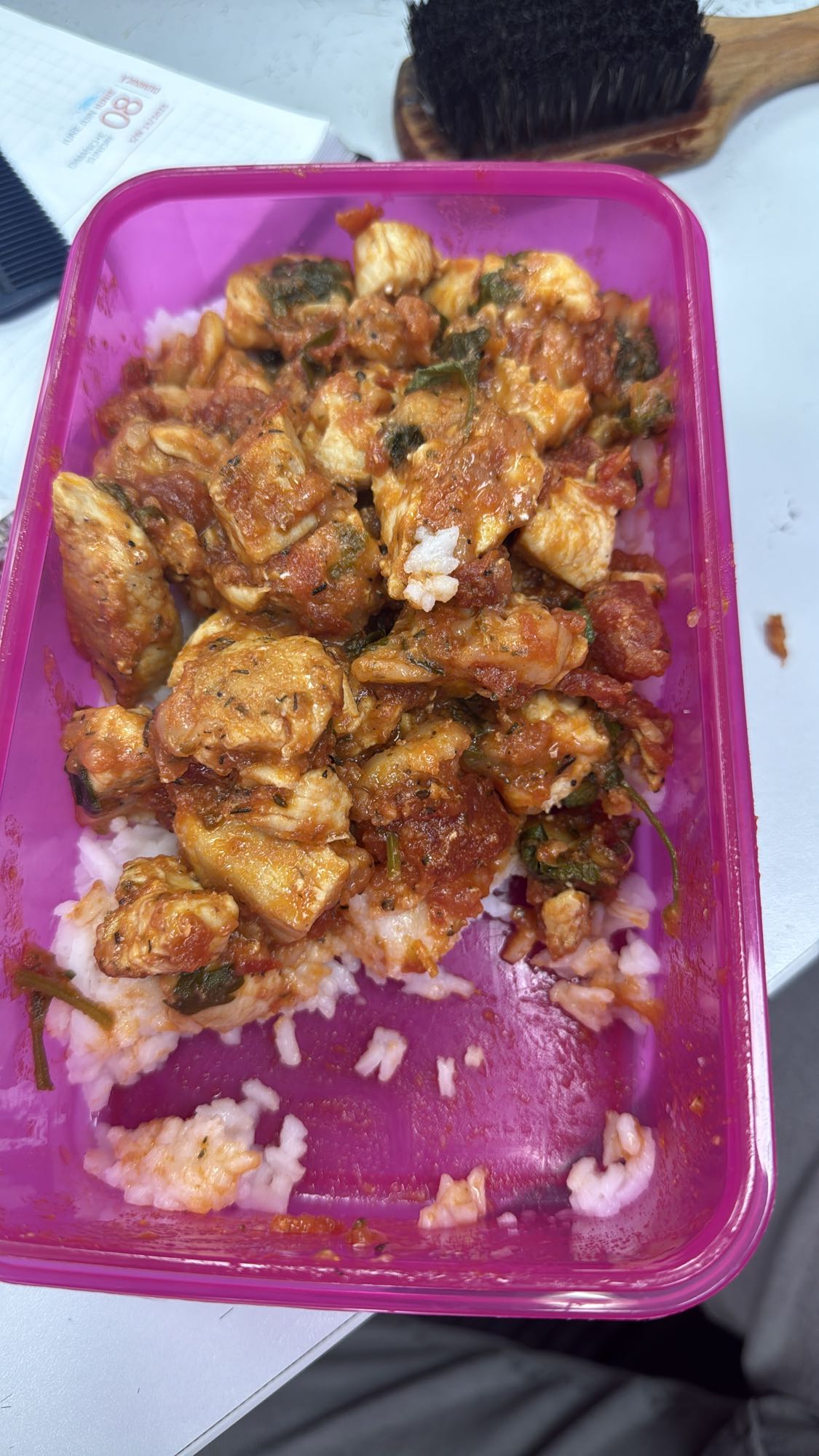 Pui cu orez și sos roșu