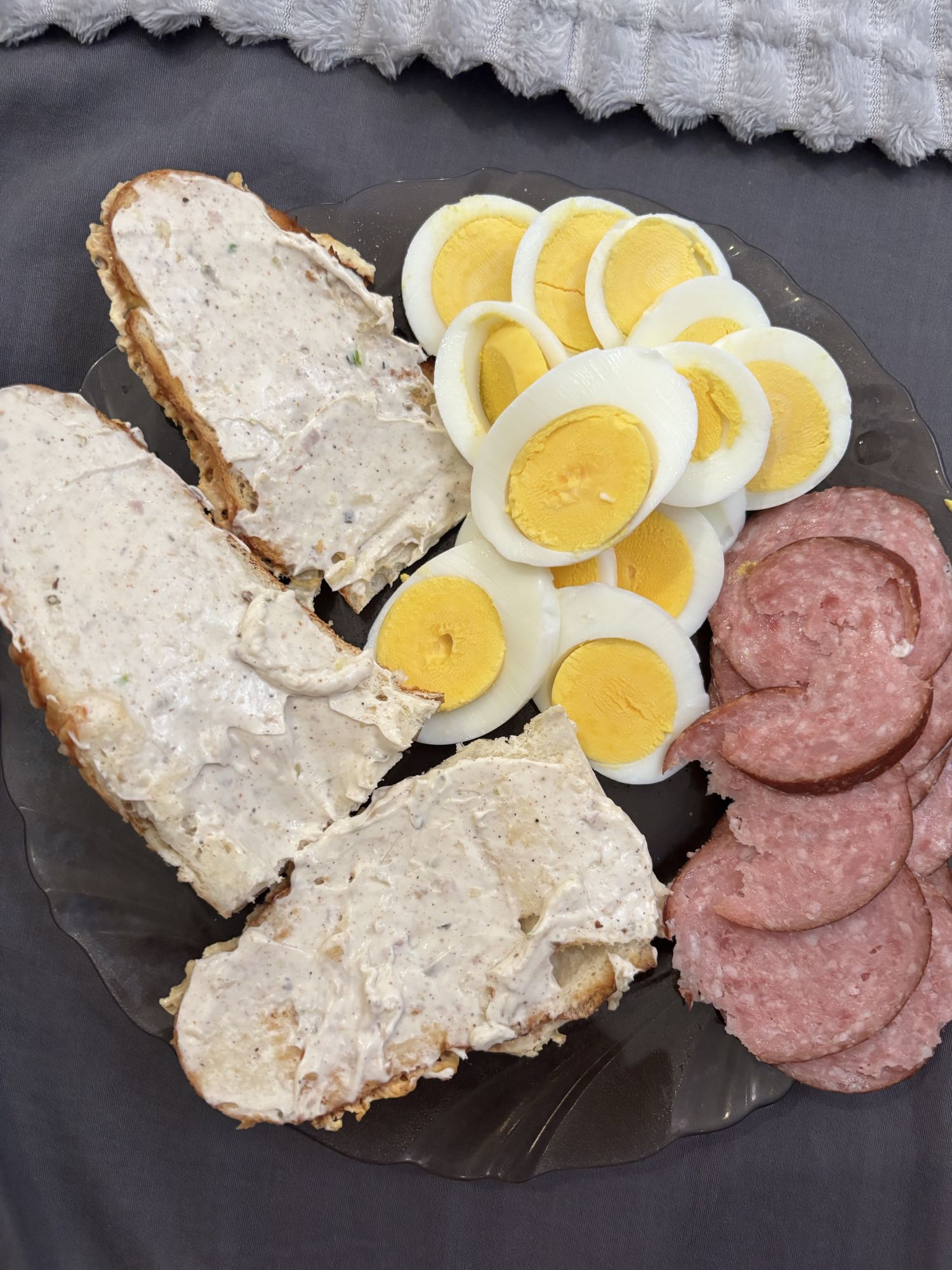 Tojásos szalámis reggeli