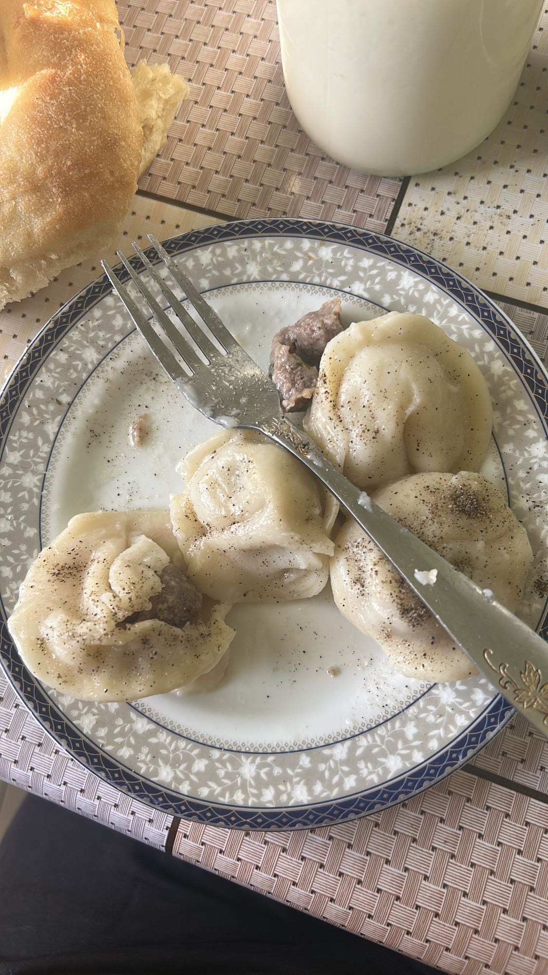 Манты с хлебом и айраном