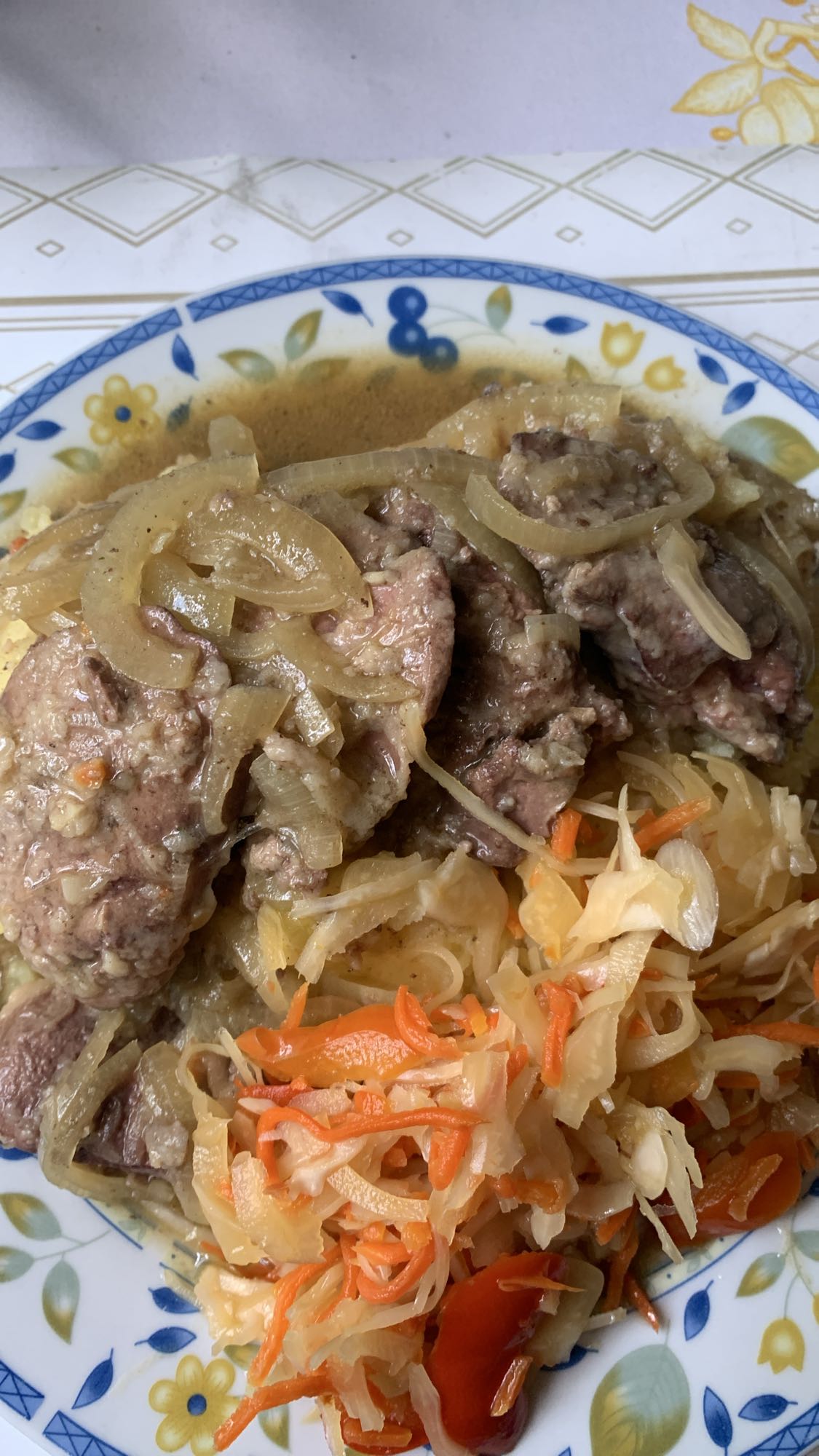 Wątróbka z cebulą i surówką