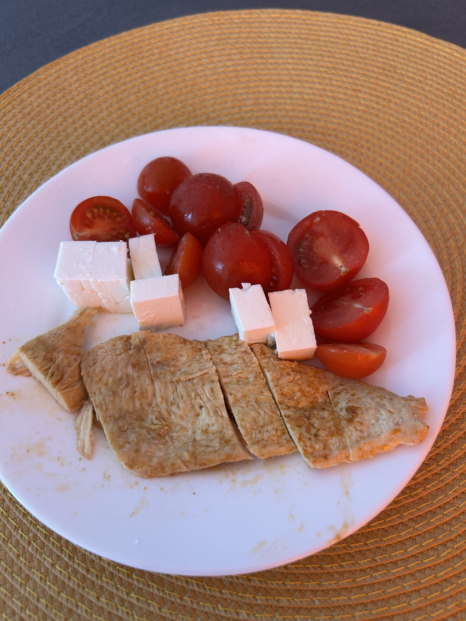 Piept de pui cu roșii și brânză