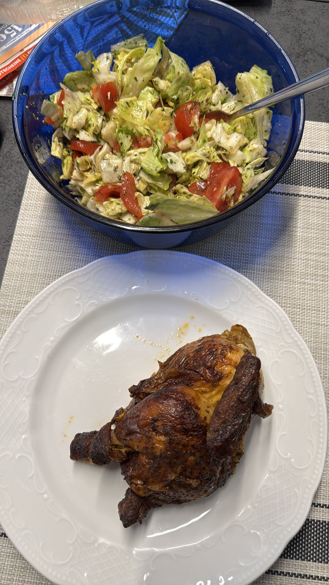 Gegrilltes Hähnchen mit Salat
