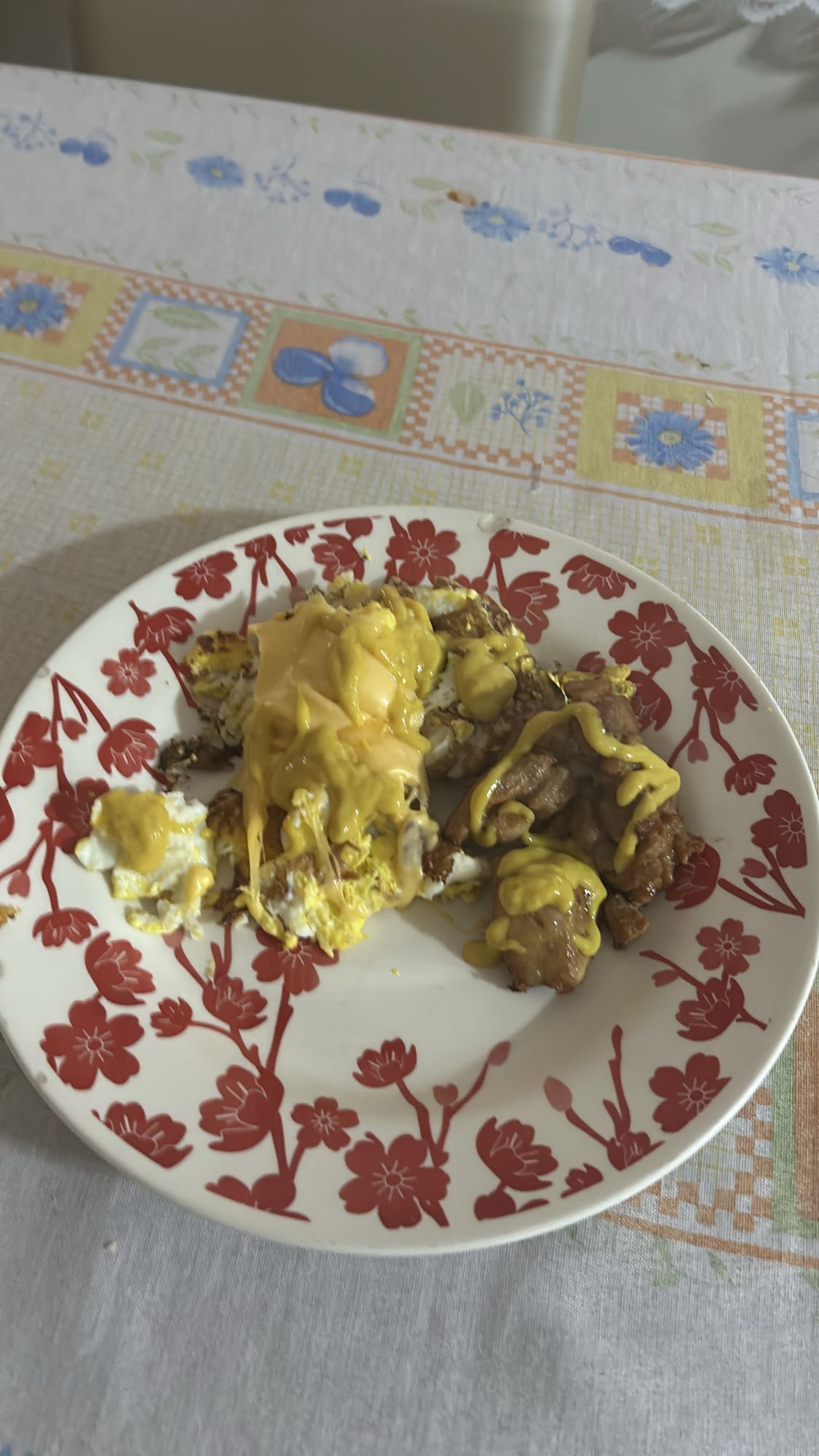 Frango com ovos e queijo