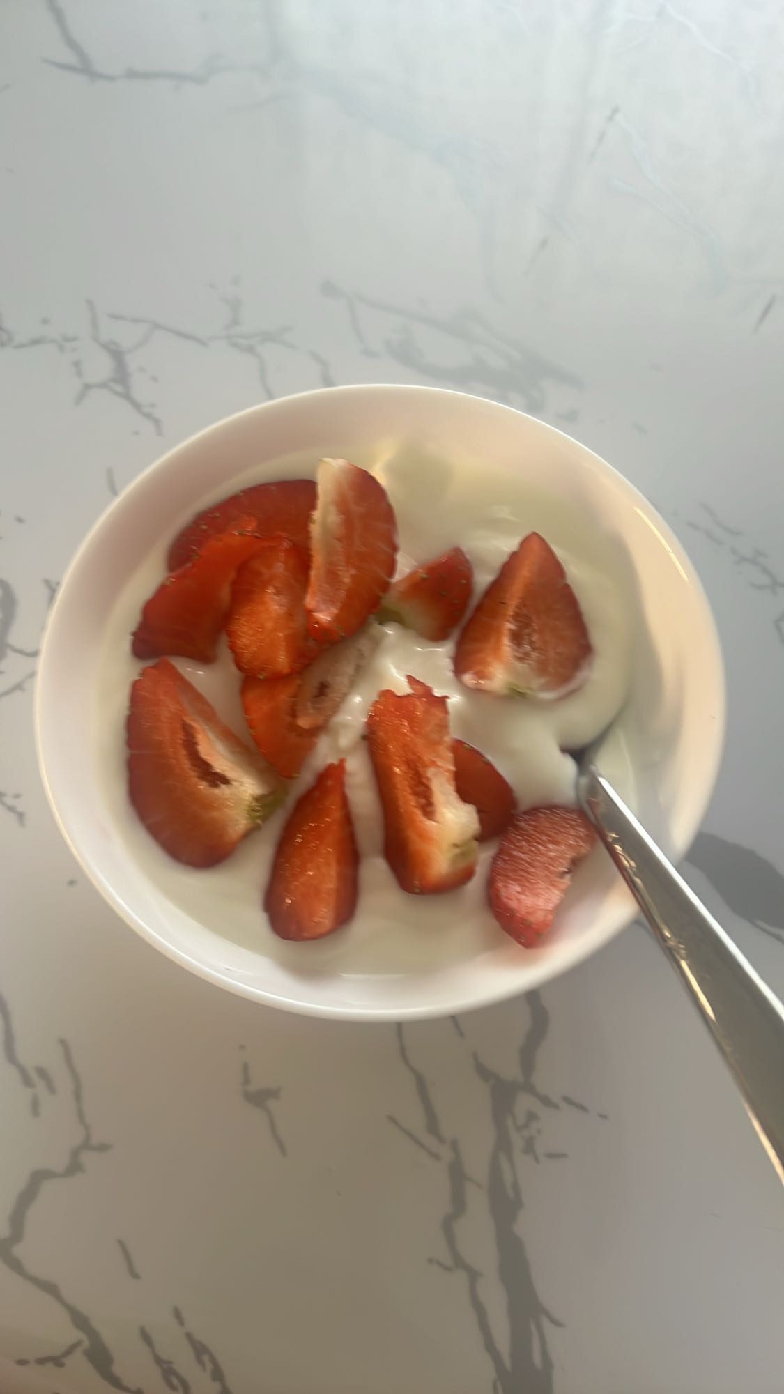 Joghurt med jordgubbar